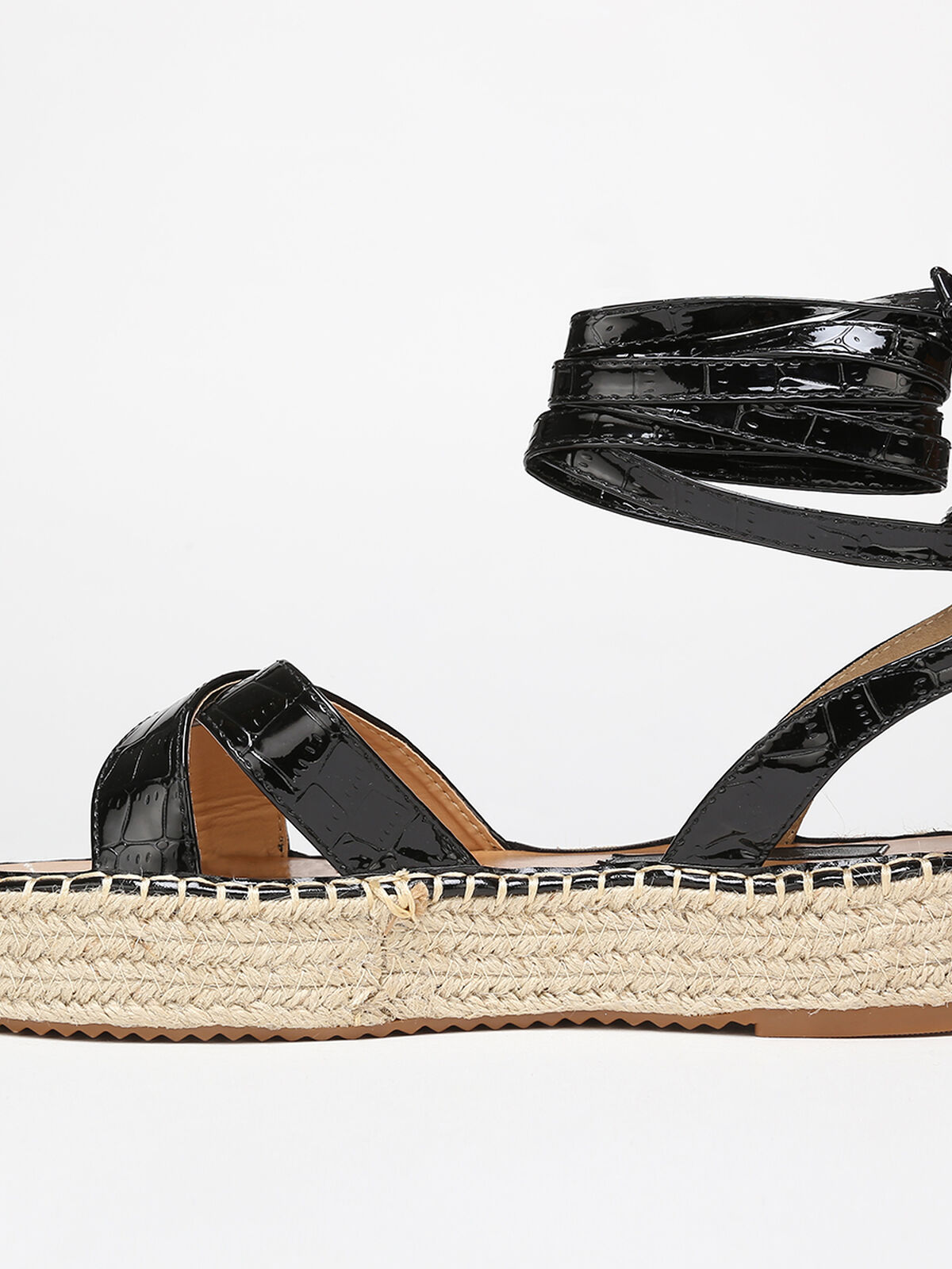 Sandales façon croco verni à plateforme- Noir