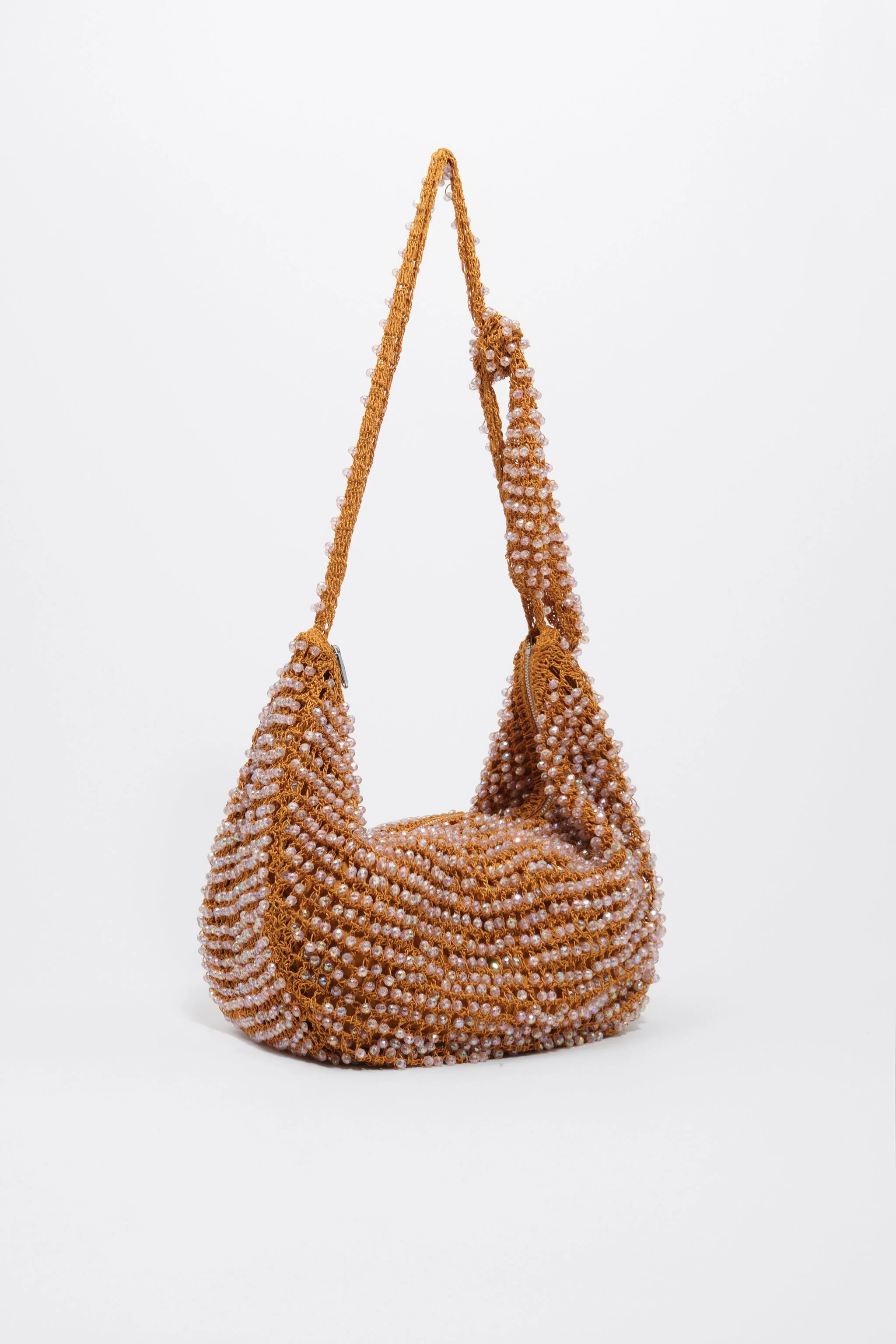 Bolsa média de crochê em tecido com miçangas âmbar.