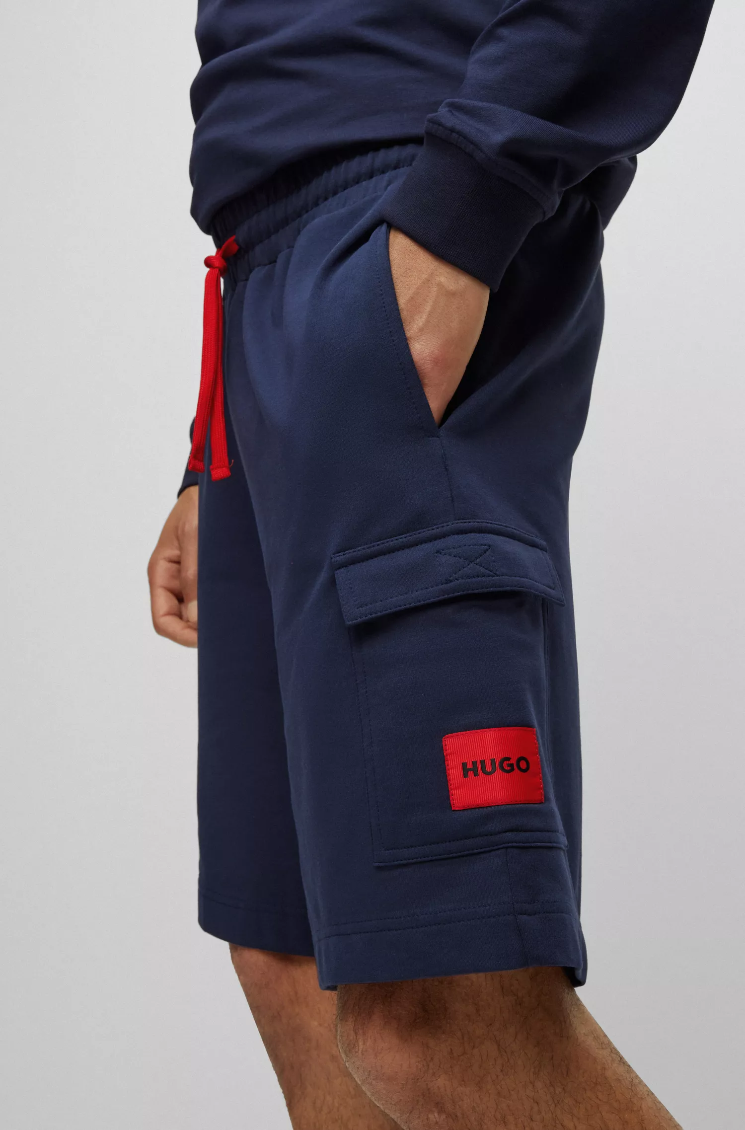Calções de descanso HUGO em mistura de algodão vermelho com bolsos cargo.