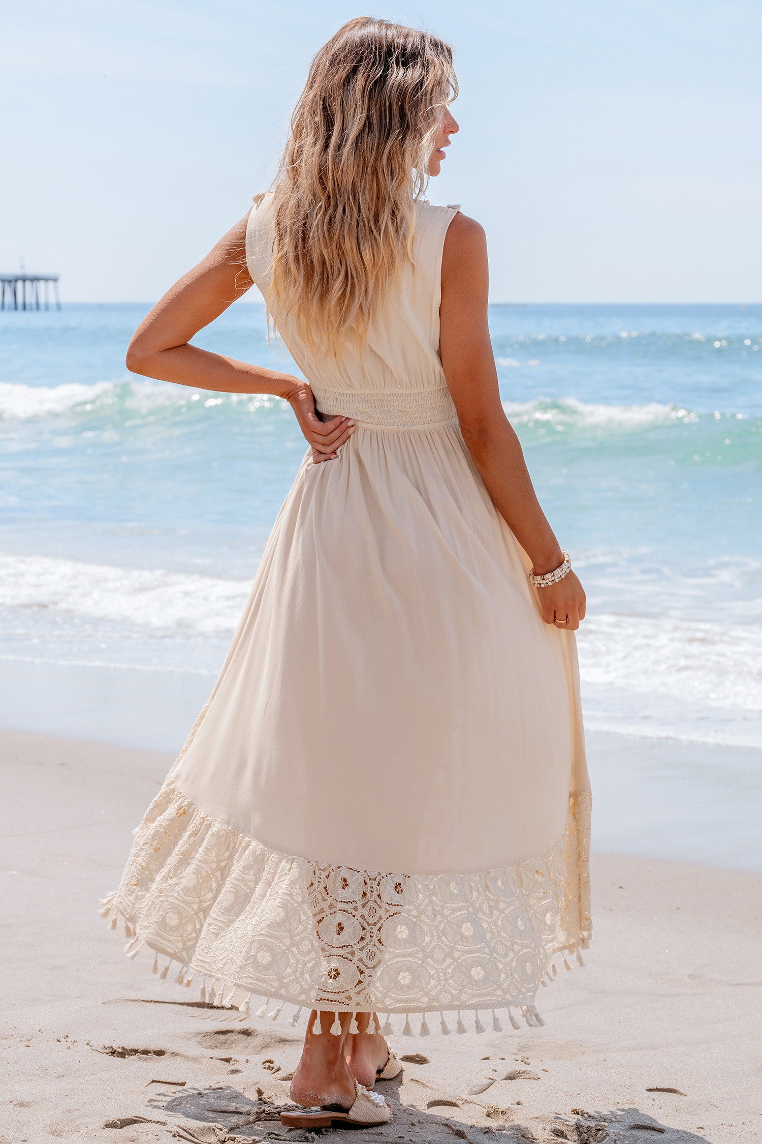 Robe midi sans manches en dentelle et glands beige