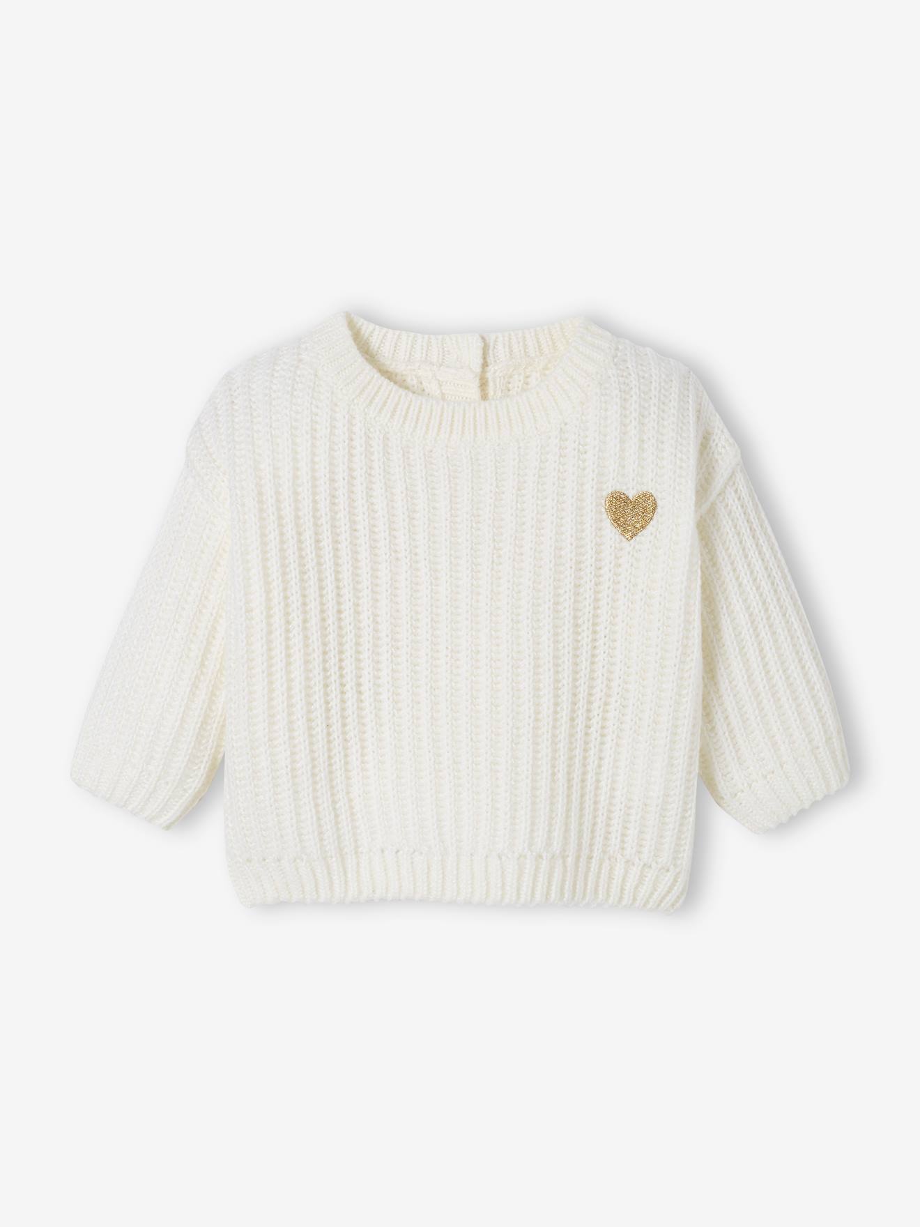 Casaquinho de tricô com coração dourado, para bebê de pele clara e lisa.
