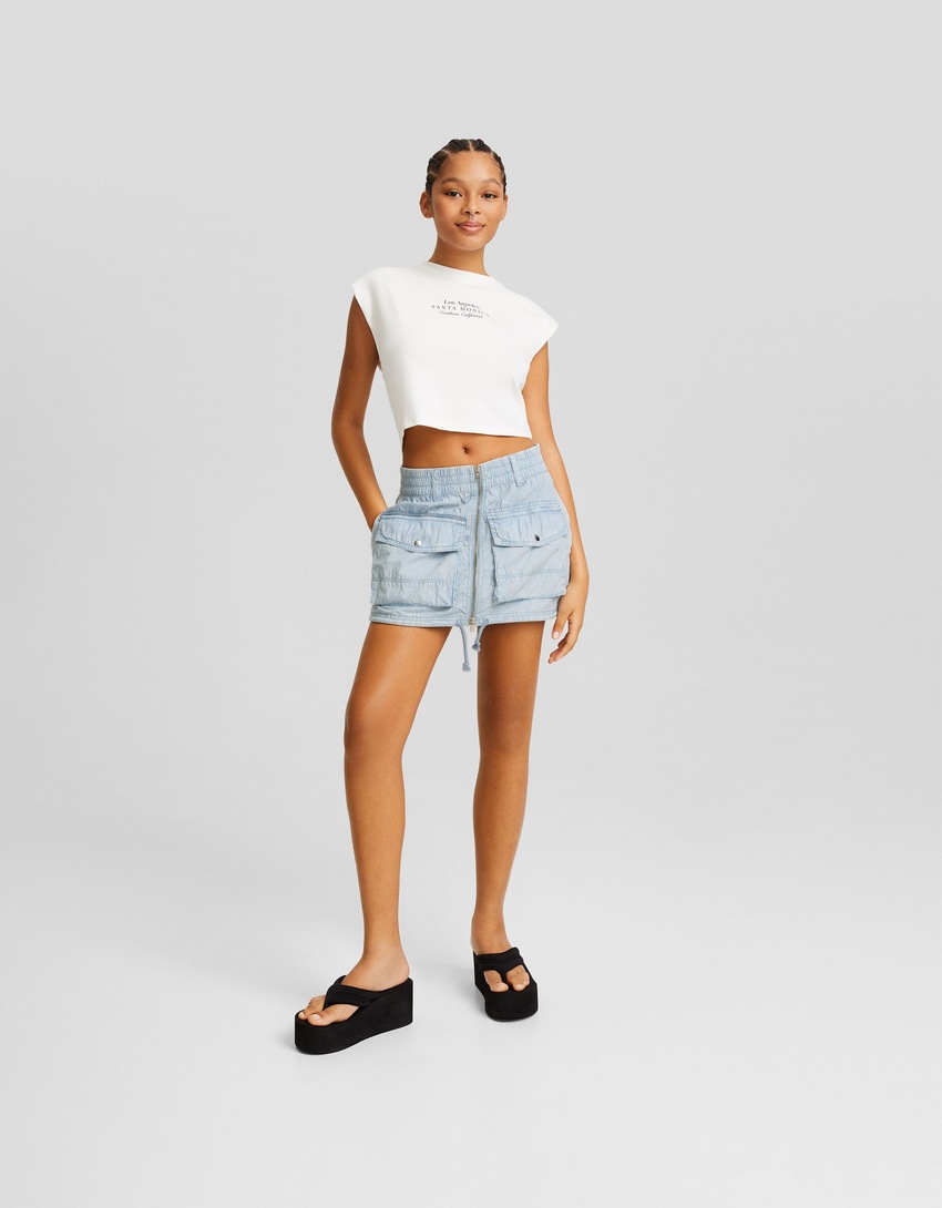Minissaia cargo em jeans com efeito desbotado