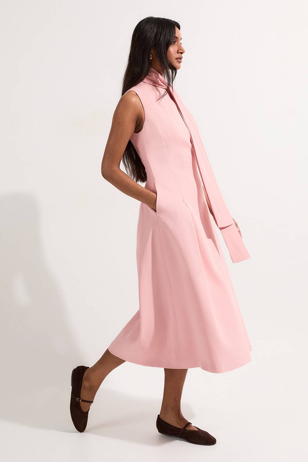 KarenMillen Robe midi ajustée en viscose extensible compacte à col noué et jupe pleine