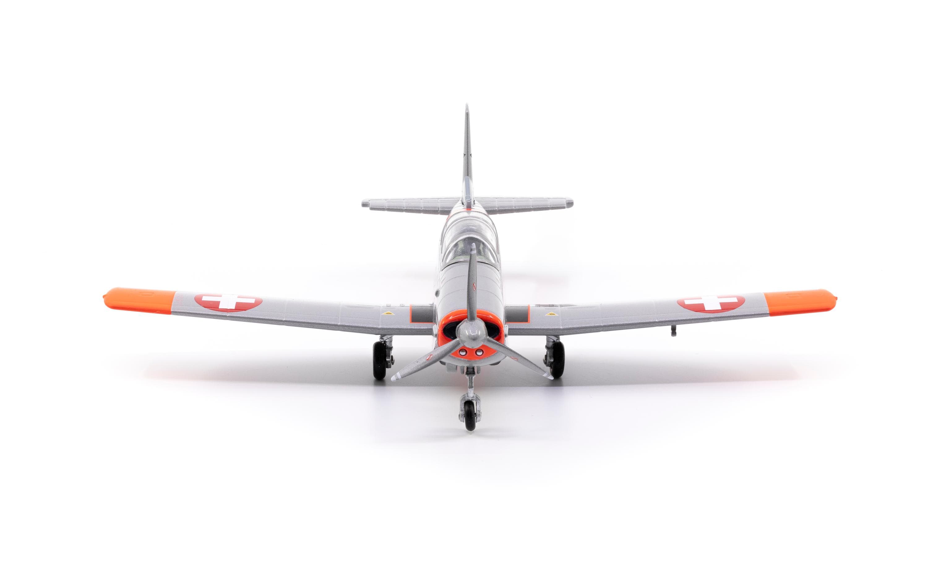 Pilatus P-3 A-829 inkl. Chromständer 1:72Flugzeugmodell Pilatus P-3 mit Chromständer