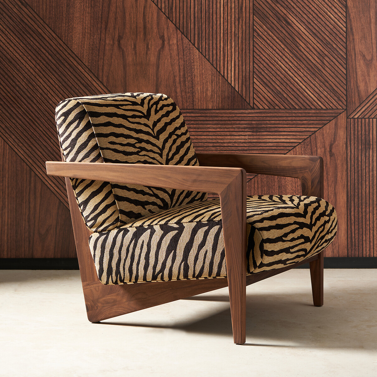 AM.PM<br>Poltrona em nogueira maciça, tecido jacquard, Izag