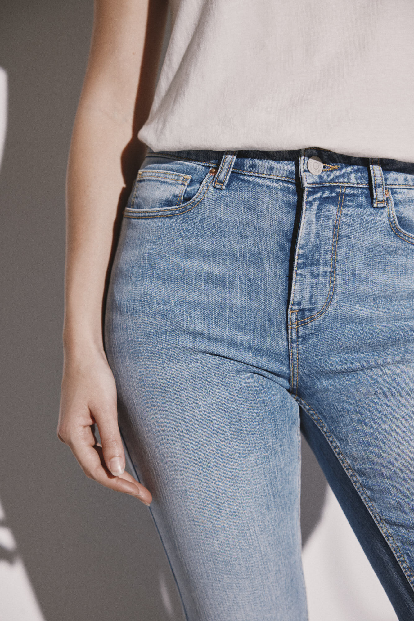 Calça jeans flare com lavagem sustentável
