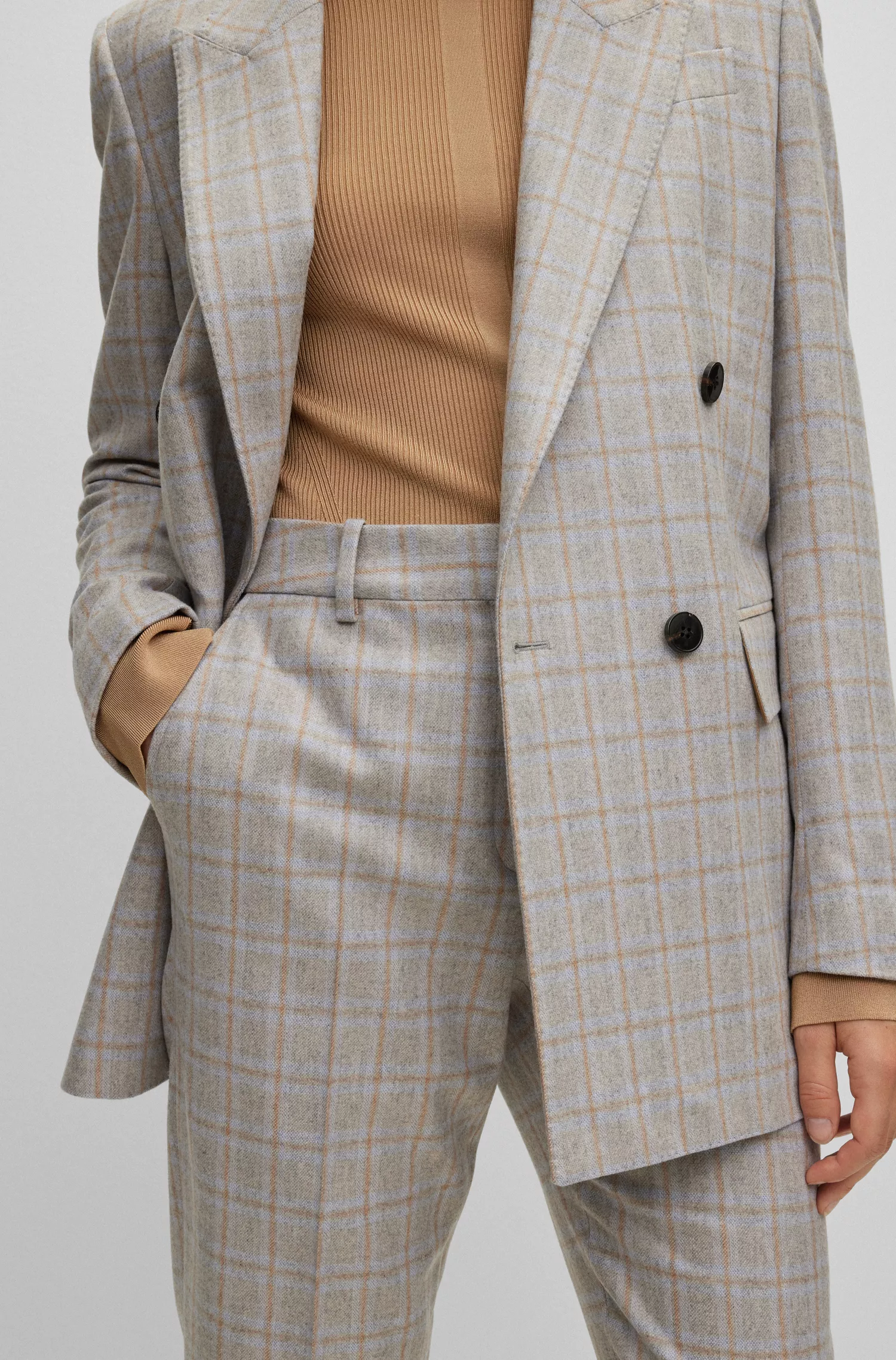 Calça BOSS cor camelo, corte slim, em mistura de lã com cashmere.