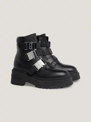 Botas de couro com fivela robusta