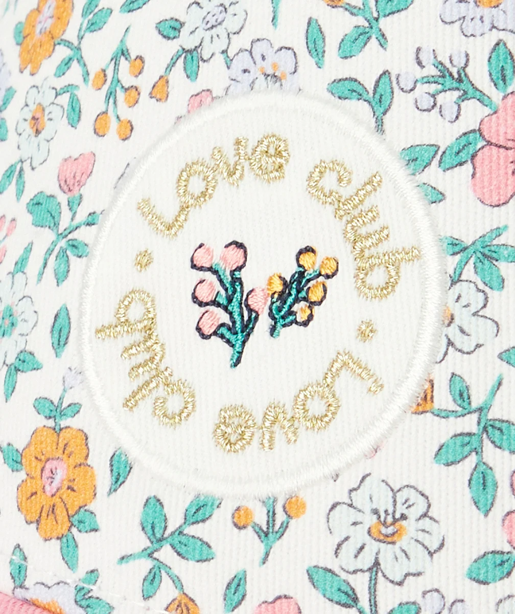 CASQUETTE BÉBÉ FILLE ROSE ET BLANC IMPRIMÉ FLEURI AVEC PATCH BRODÉ