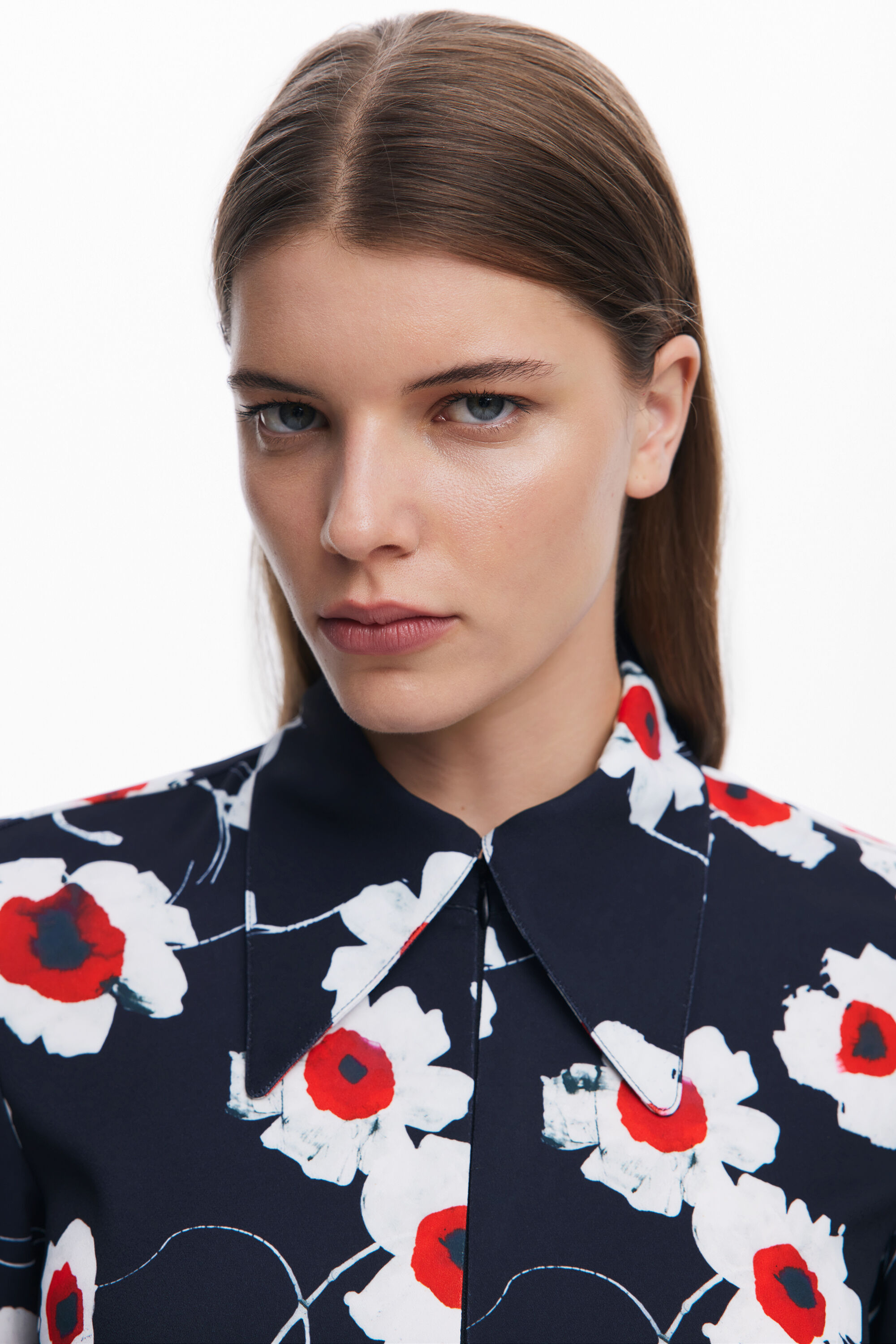 Vestido curto floral tipo camisa