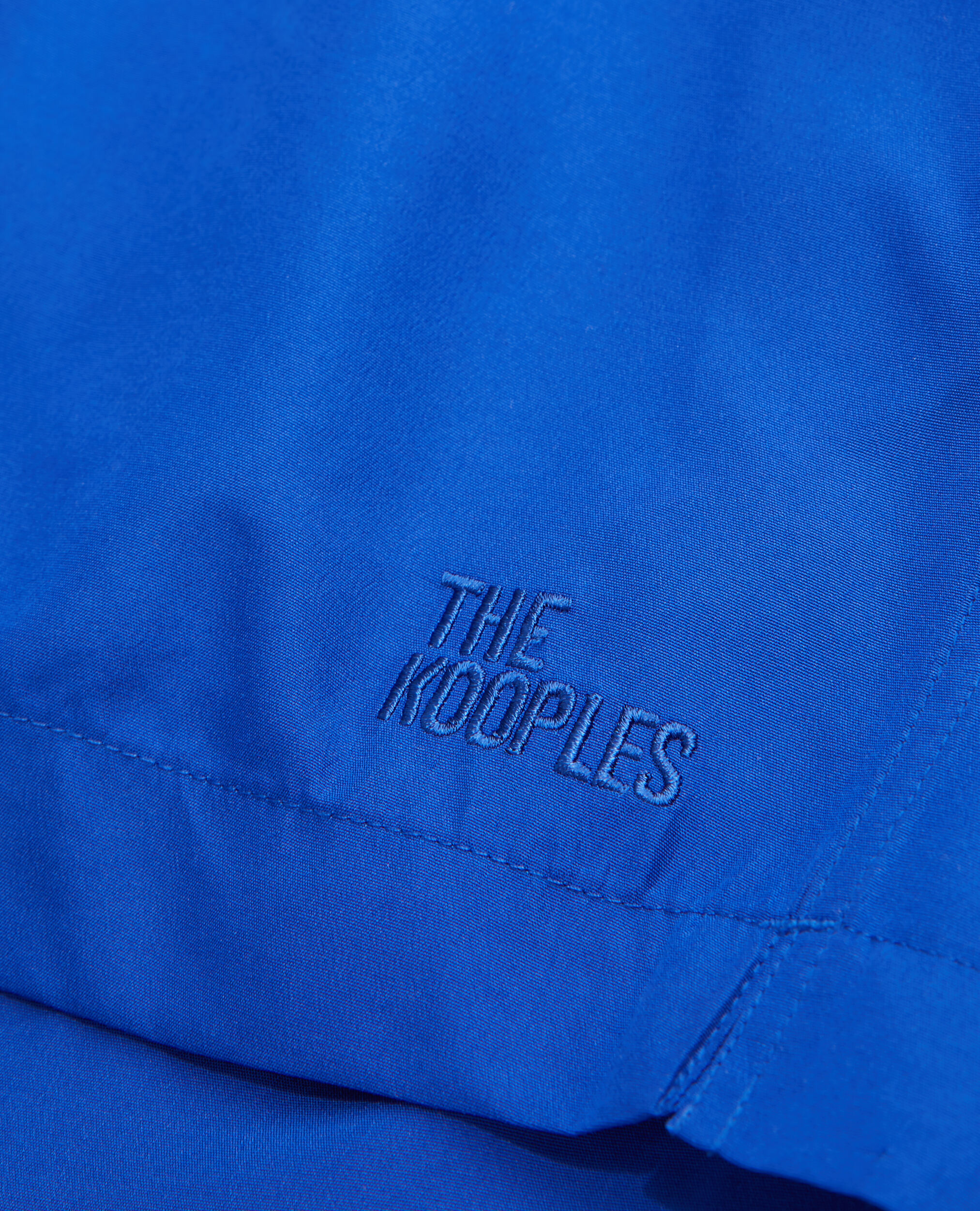 Short de bain bleu avec logo