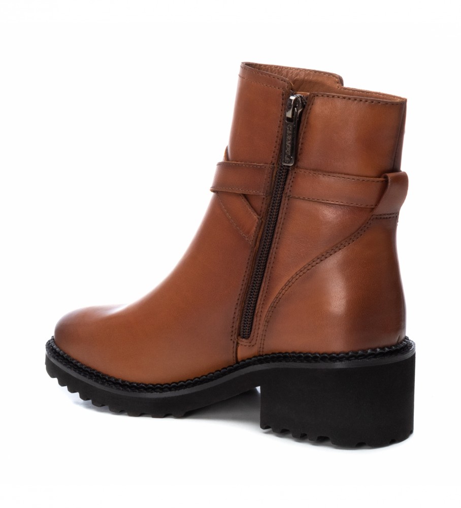 Botas de tornozelo Carmela em couro marrom, modelo 160037.