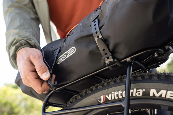 DRY-PACK Packsack mit Gepäckträgerbefestigung  black  16l