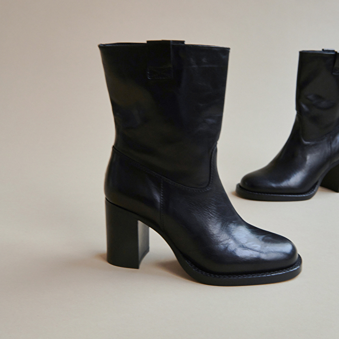 Bottines à talons et découpes  en cuir noir