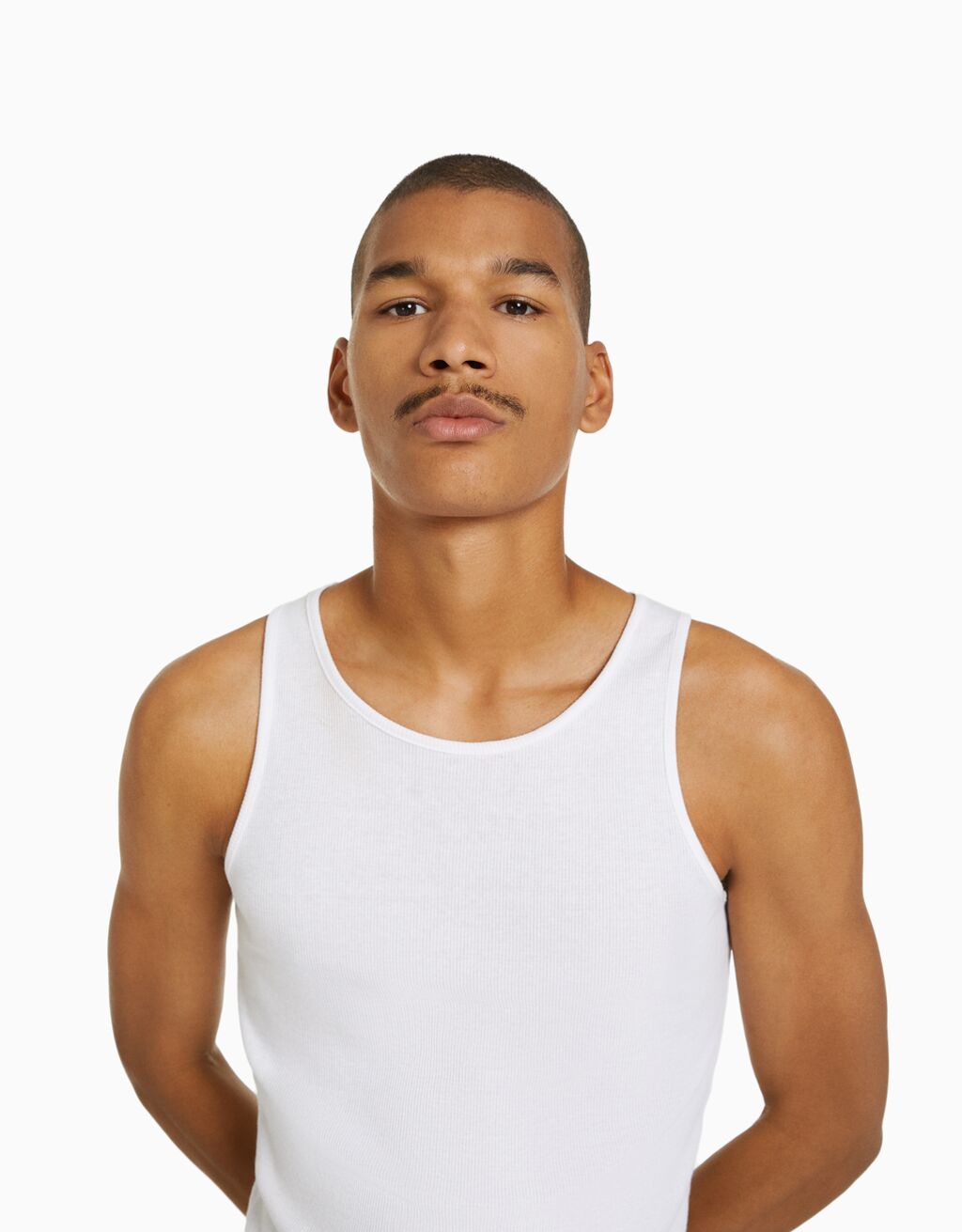 Camiseta canelada com alças finas