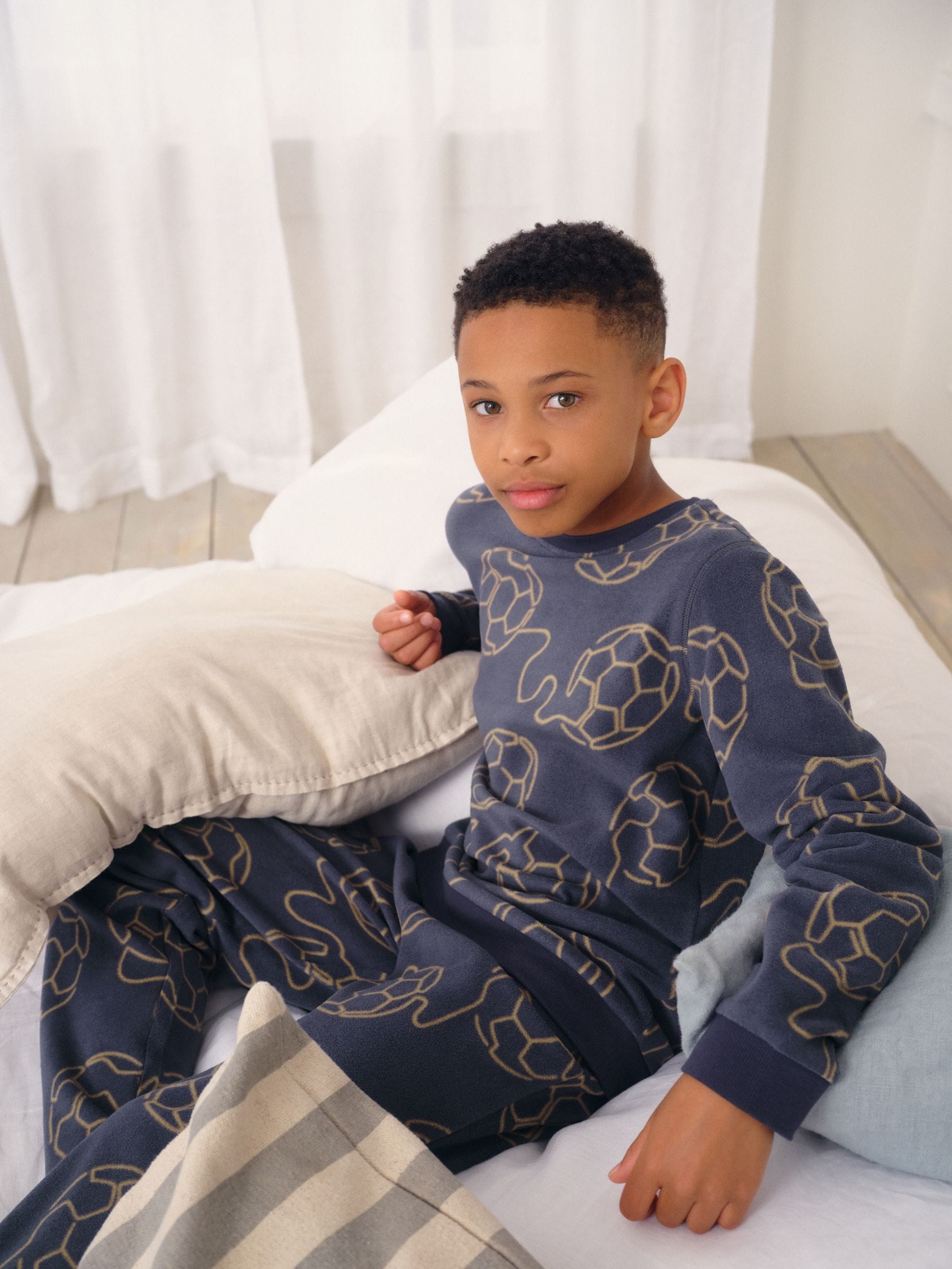 Black Linear Football - Enkele behaaglijke fleece pyjama (3 - 16 jr)
