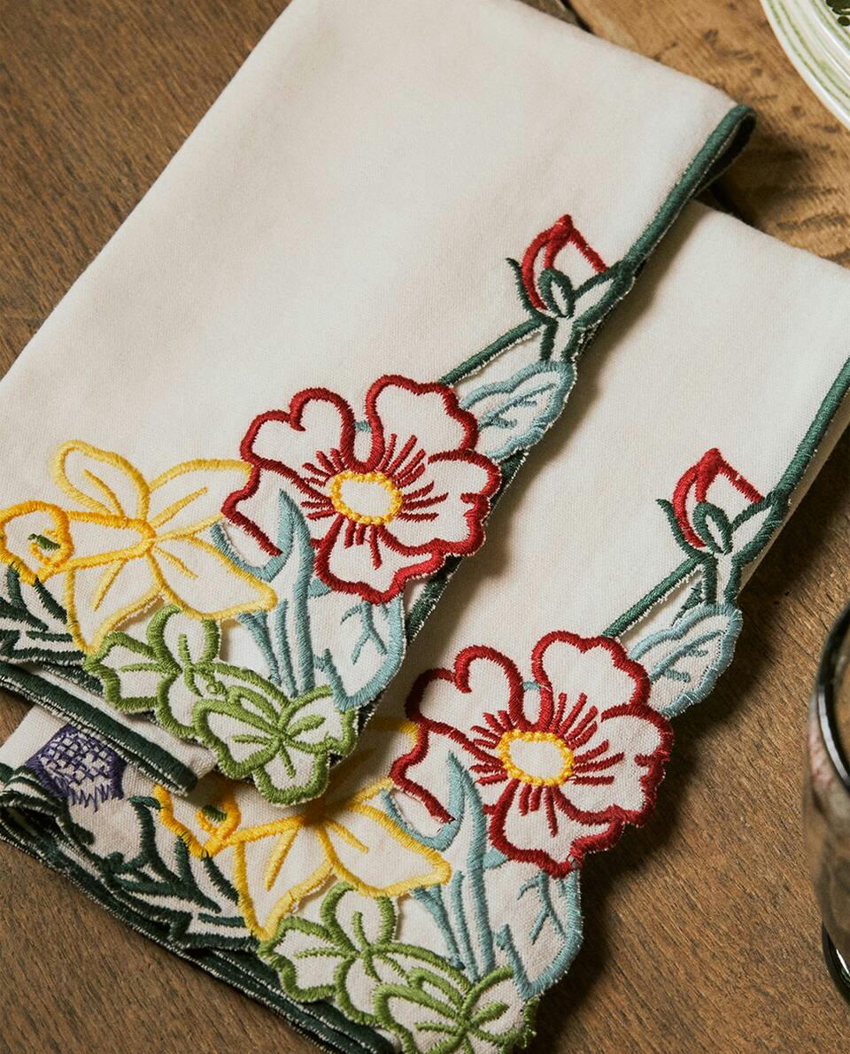 PACOTE DE GUARDANAPOS DE RAMI COM BORDADOS FLORAIS (PACOTE COM 2)