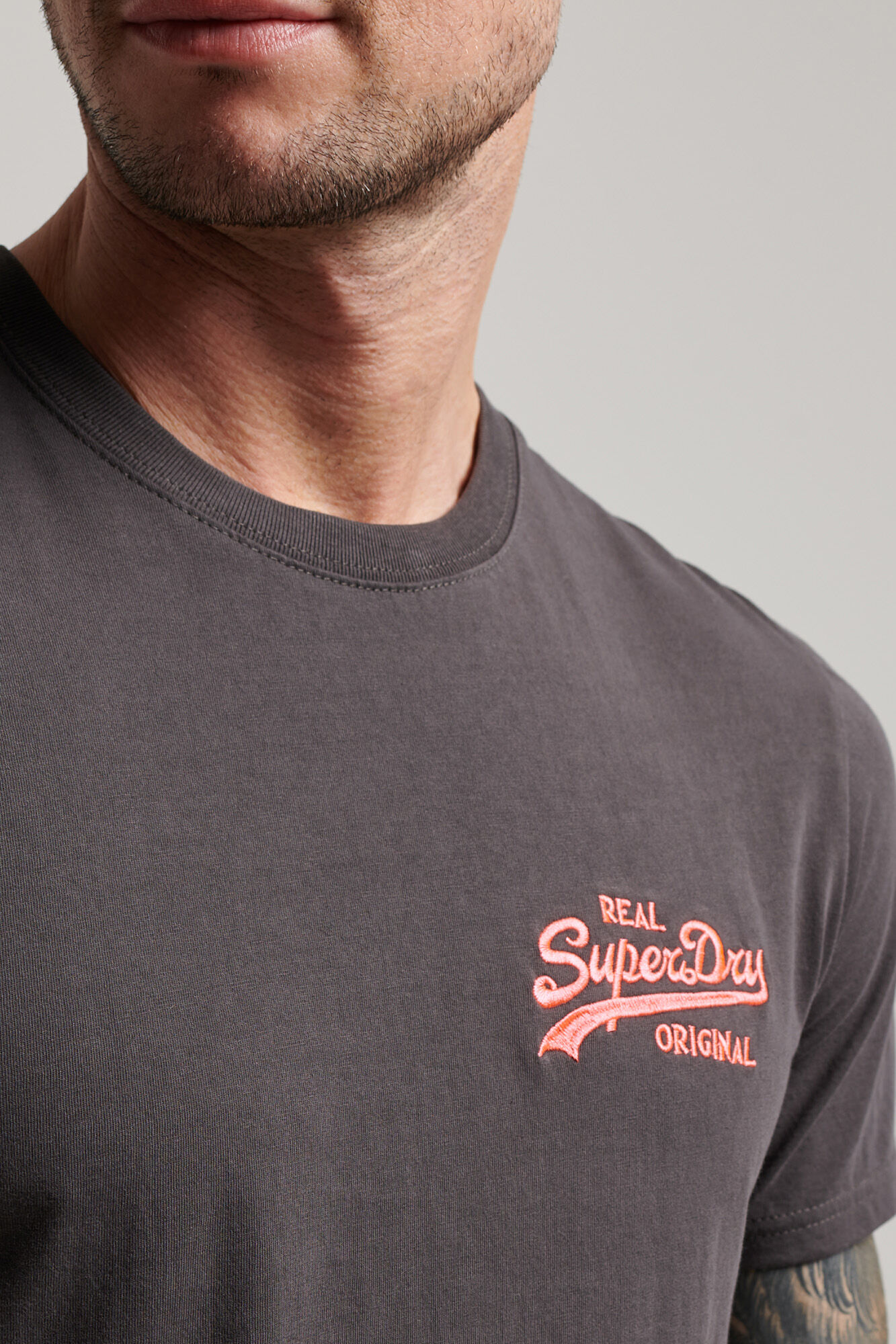 Camiseta fluorescente com logo vintage - cinza escuro