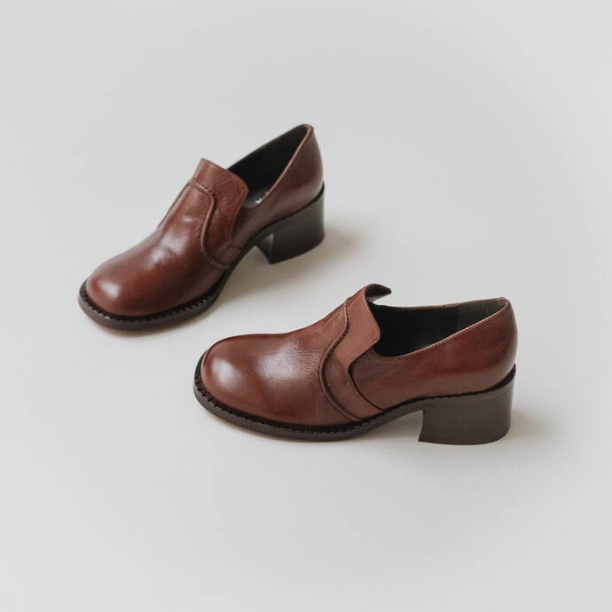 Mocassins à talons  en cuir vieilli marron