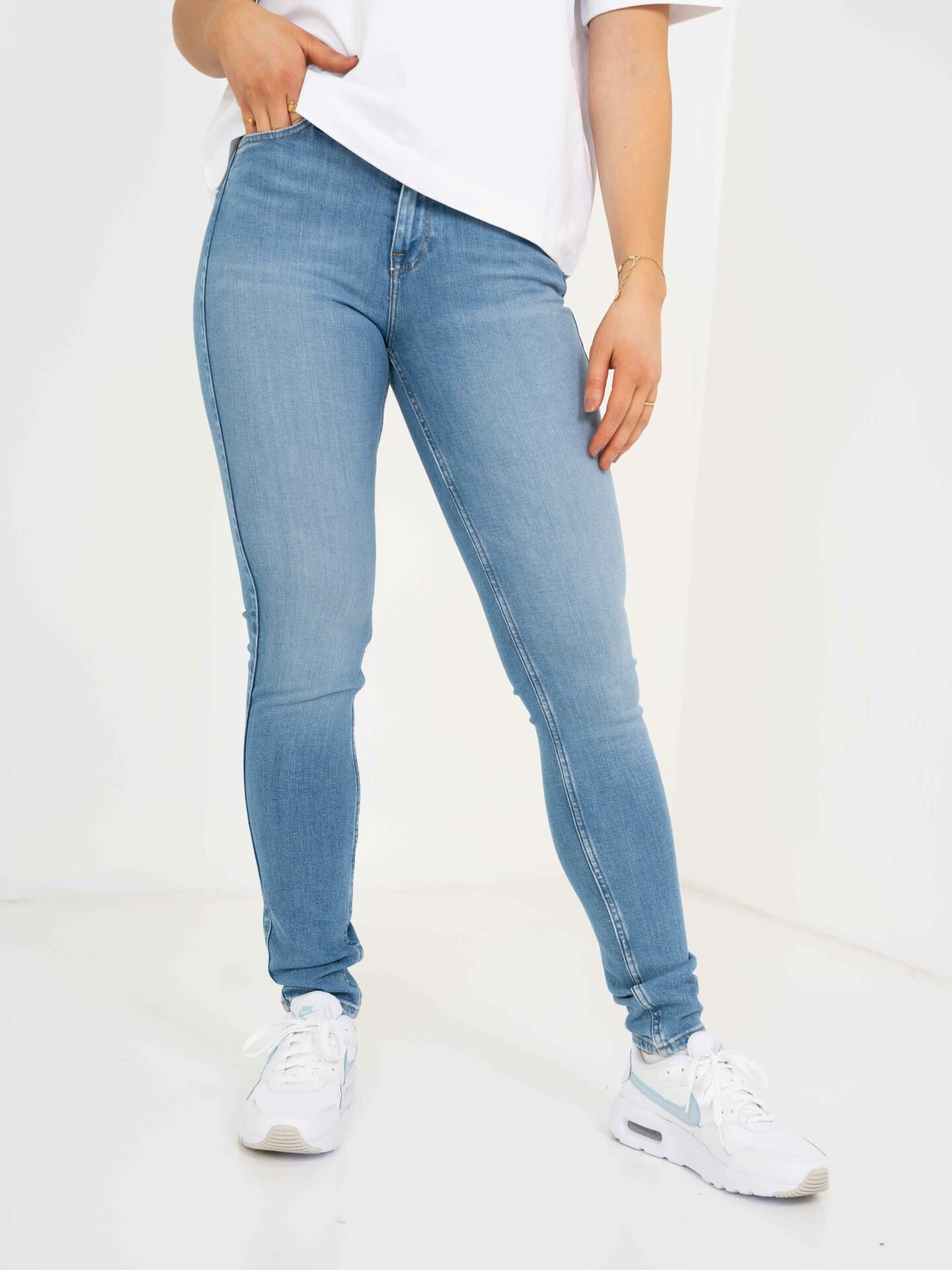 Scarlett Skinny High