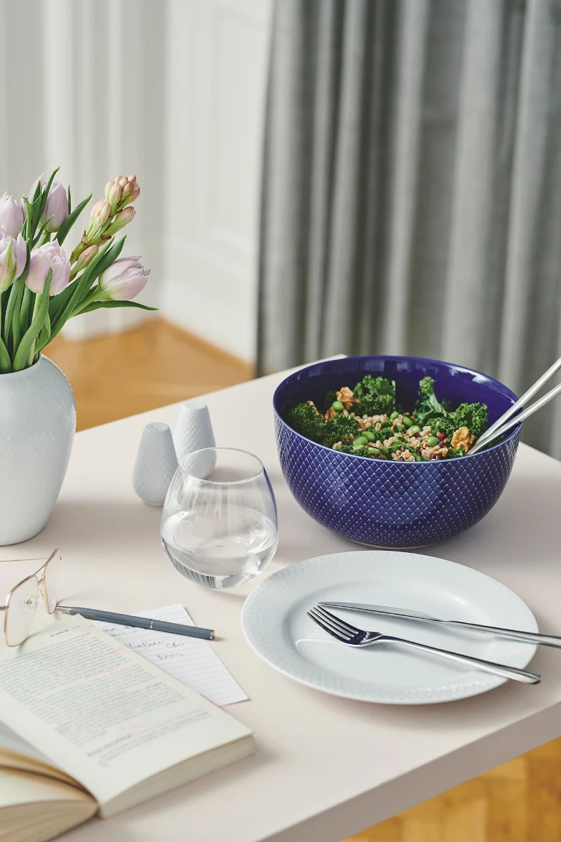 Lyngby Porcelæn  Rhombe Color serveringsskål, mørk blå - Ø: 22 cm.