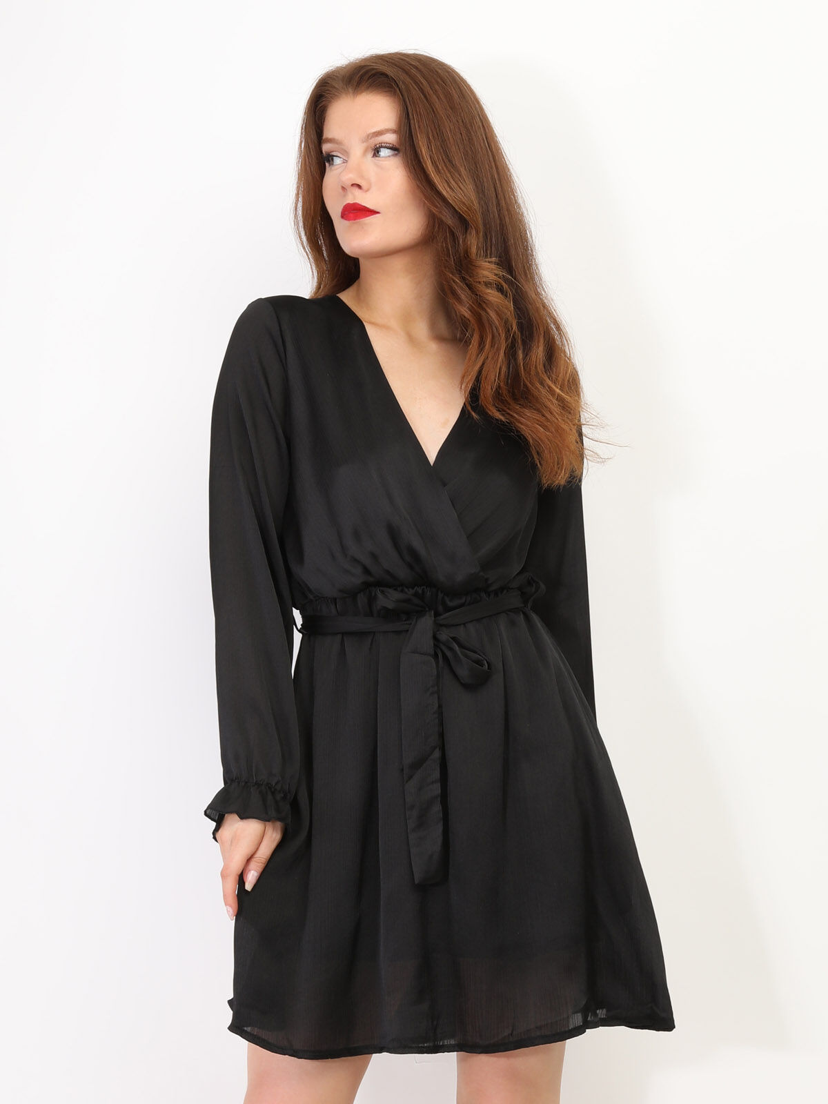 Robe cache-coeur satinée à ceinture- Noir