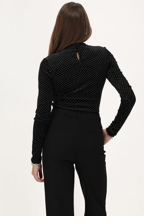 Zwarte top met studs en opstaande kraag