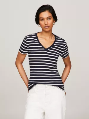 Camiseta de algodão orgânico com decote em V e modelagem slim.