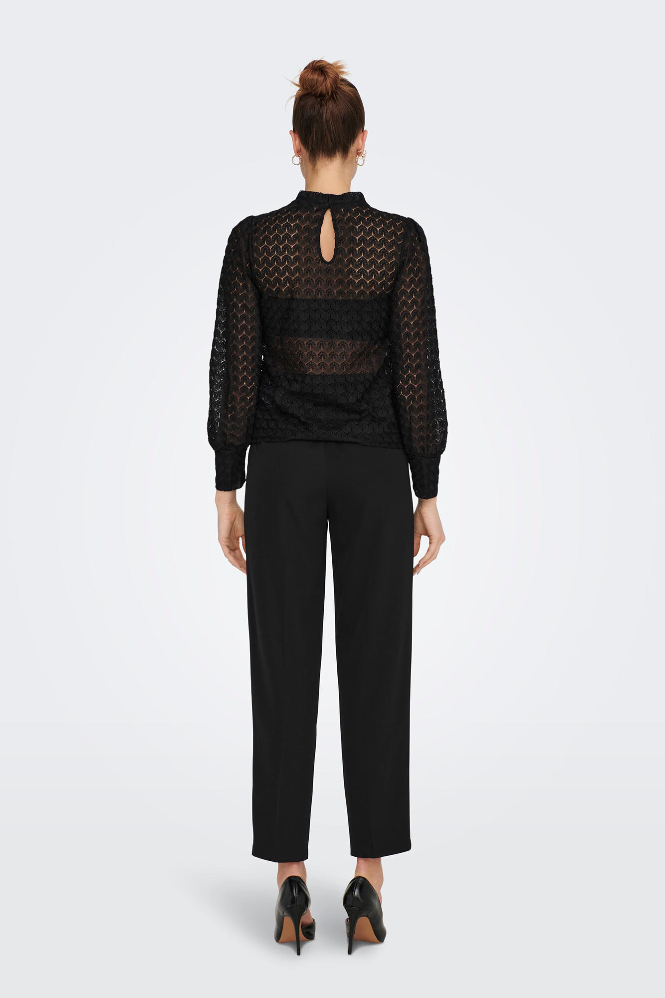 Blusa de renda de mangas compridas