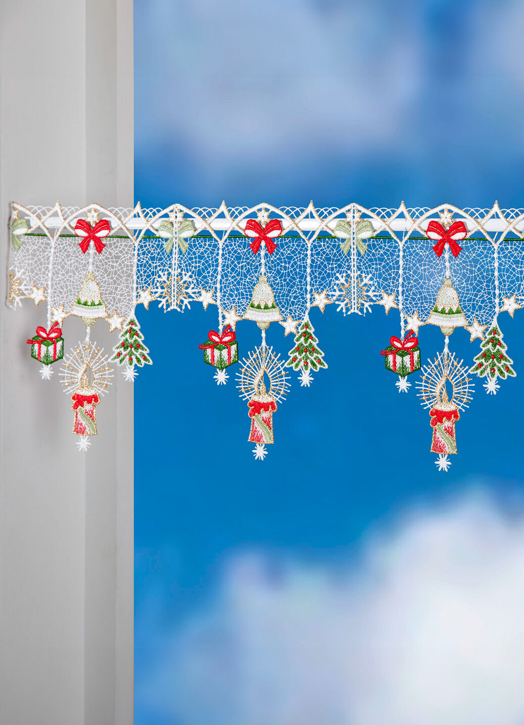 Weihnachtliche Stangendekoration aus echter Plauener Spitze