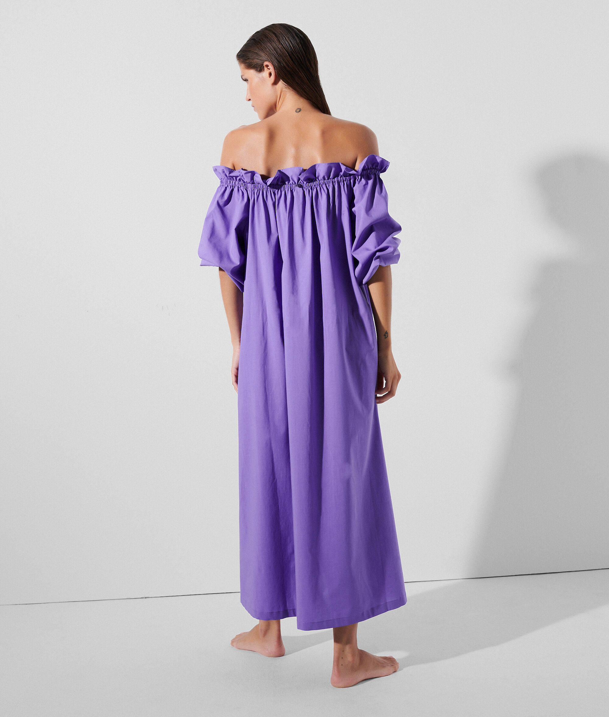 ROBE DE PLAGE AUX ÉPAULES DÉNUDÉES EMBLÉMATIQUE DU STYLE KARL