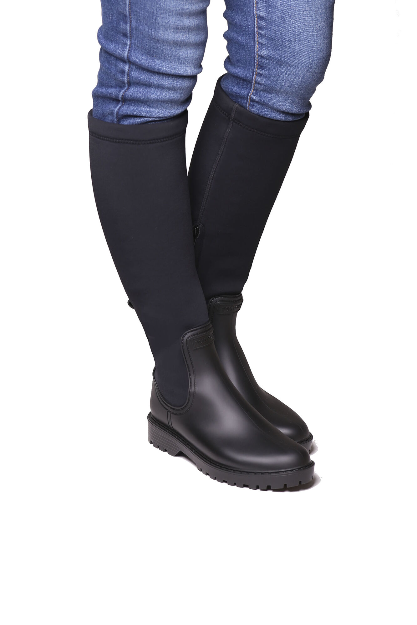 Bota de chuva feminina de cano alto em borracha e lycra.