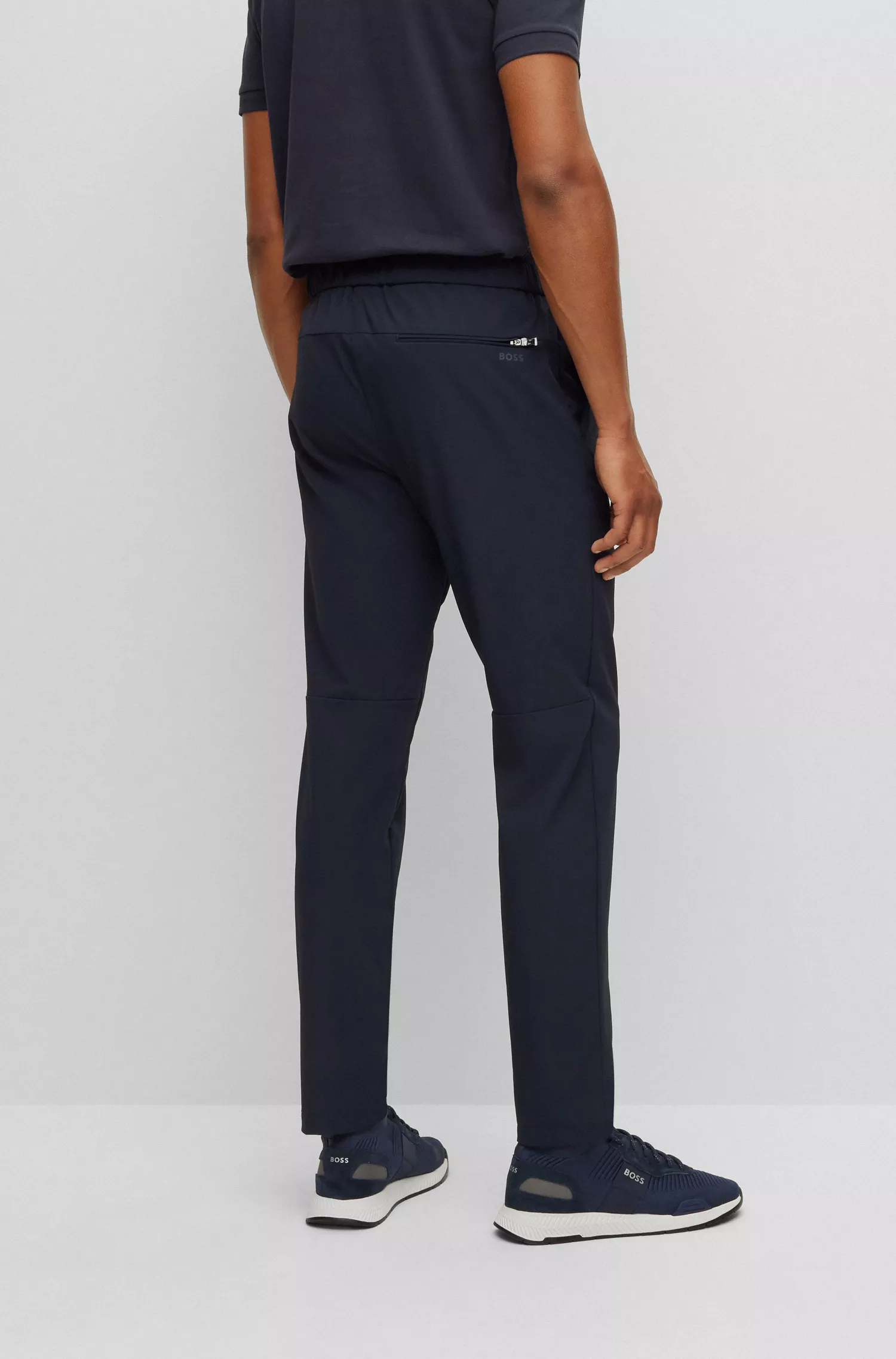 Calça chino BOSS verde-slim em tecido elástico repelente à água.