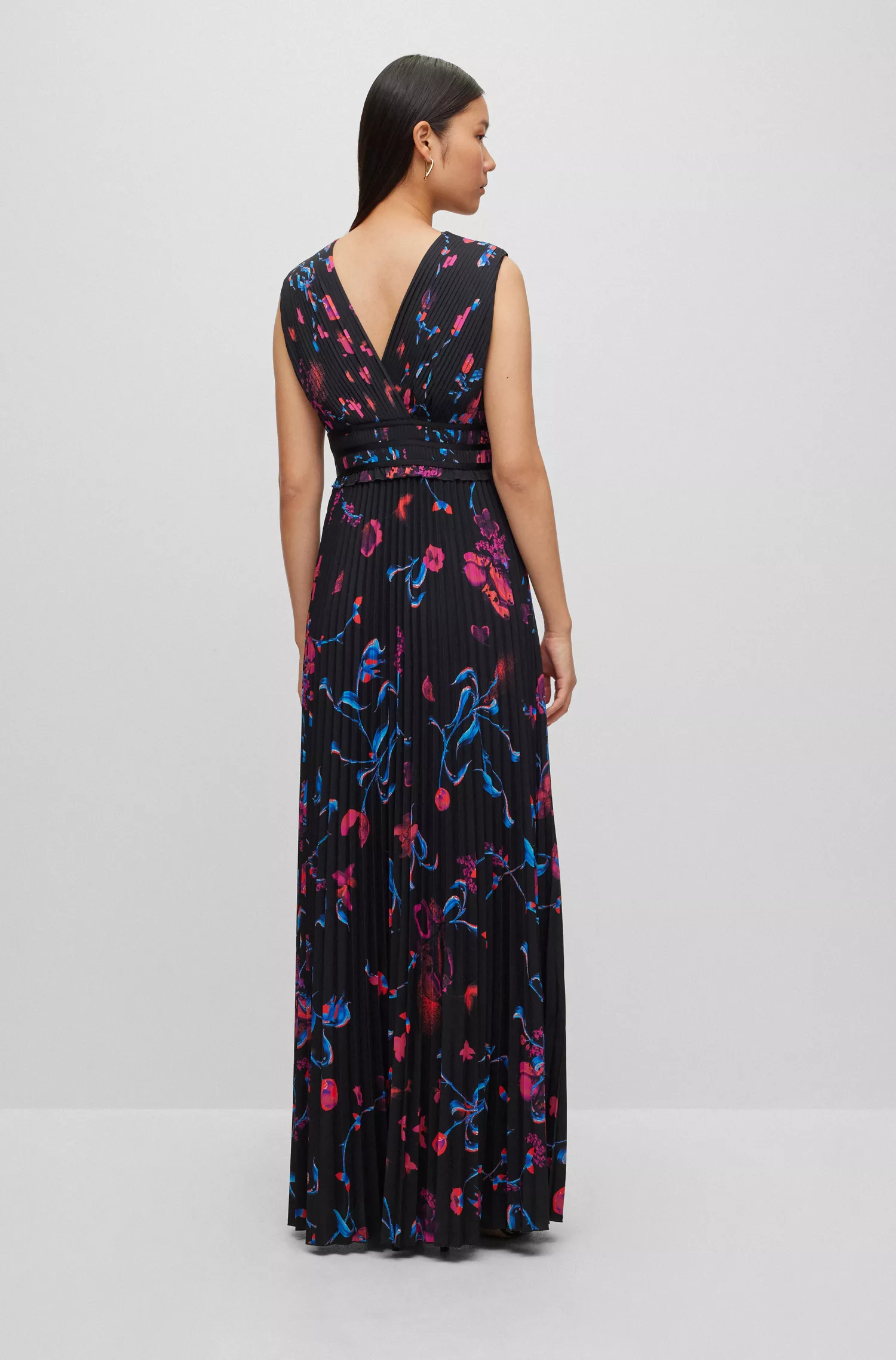 Vestido maxi BOSS preto com estampa floral e decote em V, em crepe plissado texturizado.