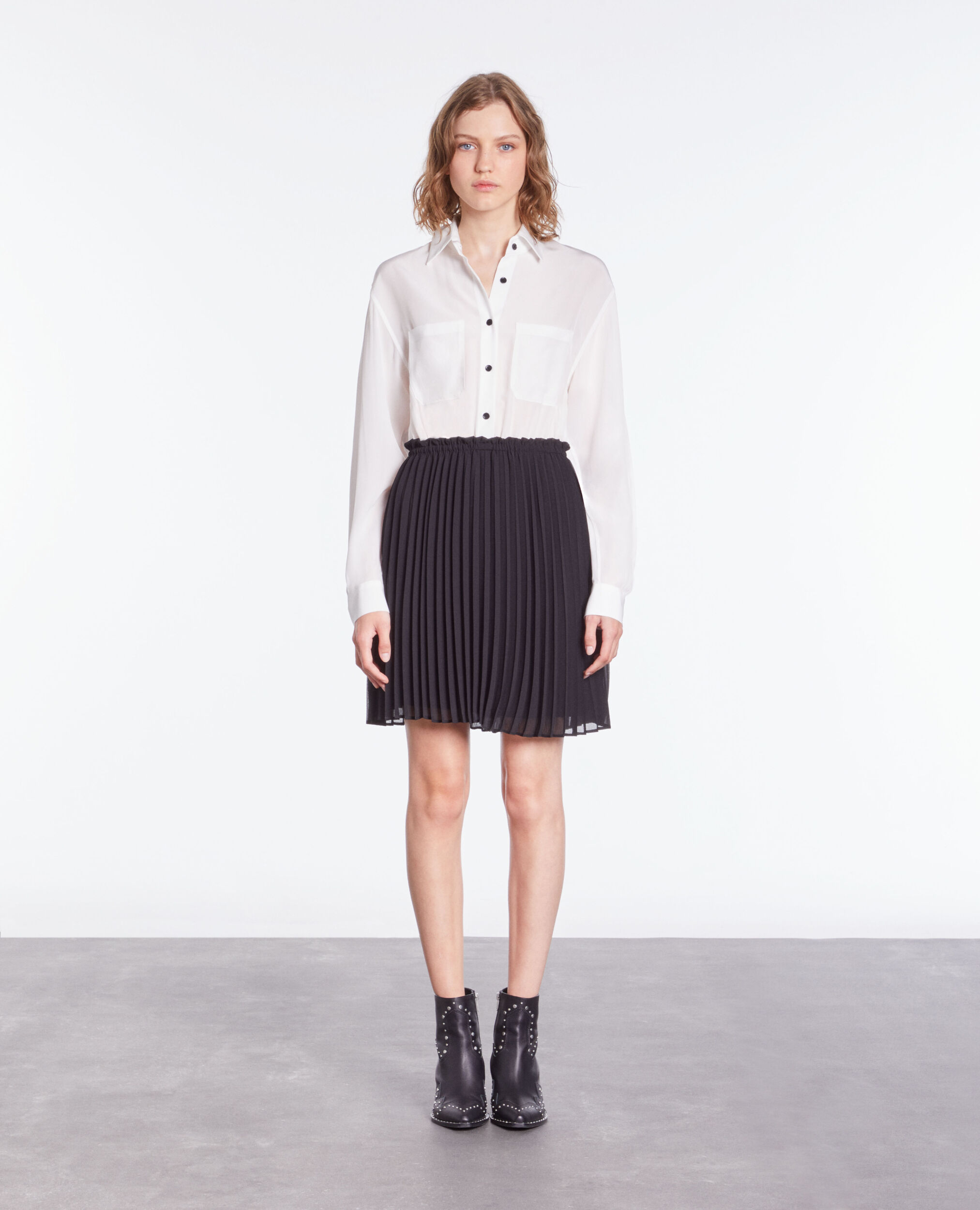 Robe courte plissée noire et blanche