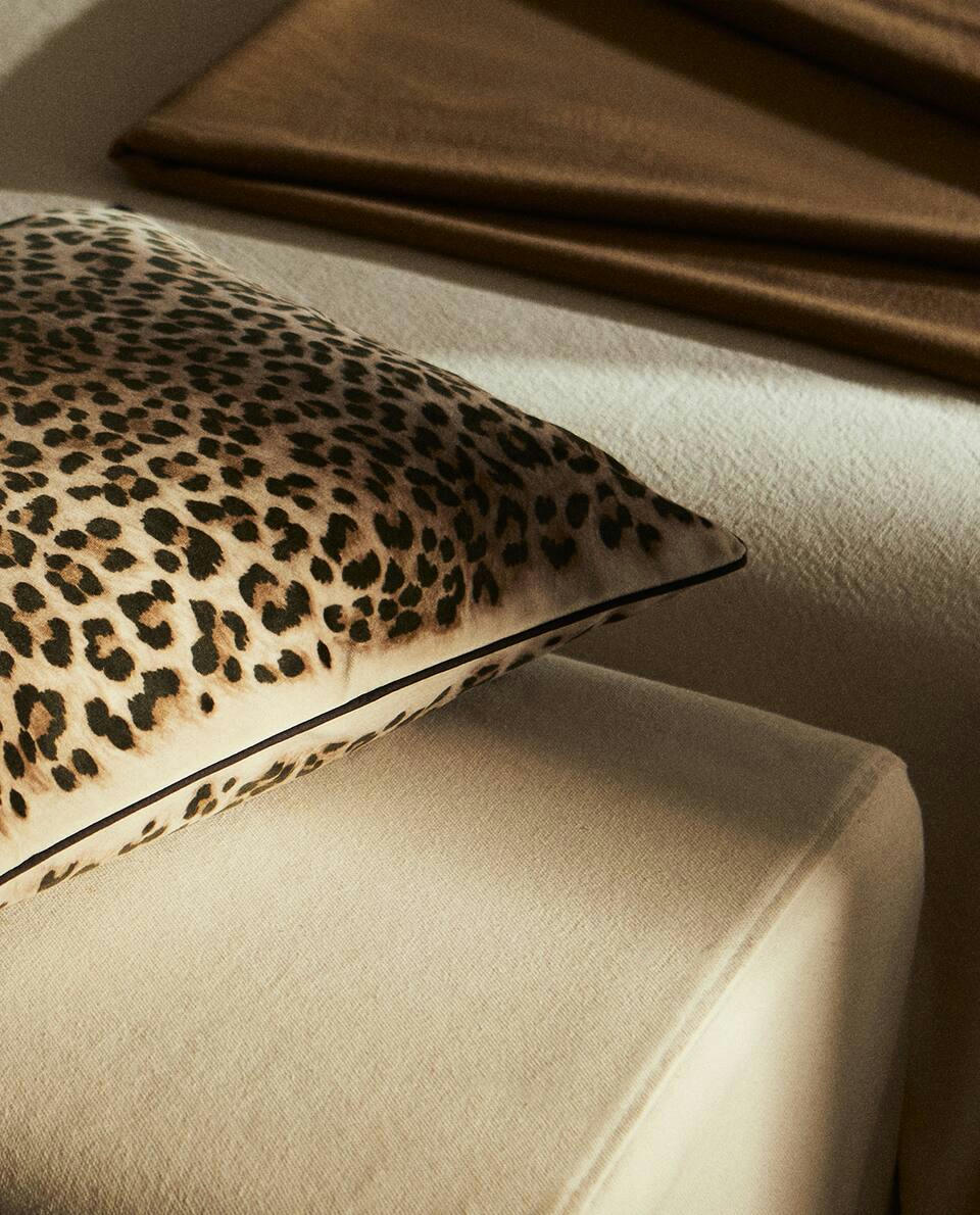 CAPA DE ALMOFADA EM VELUDO COM ESTAMPA DE LEOPARDO