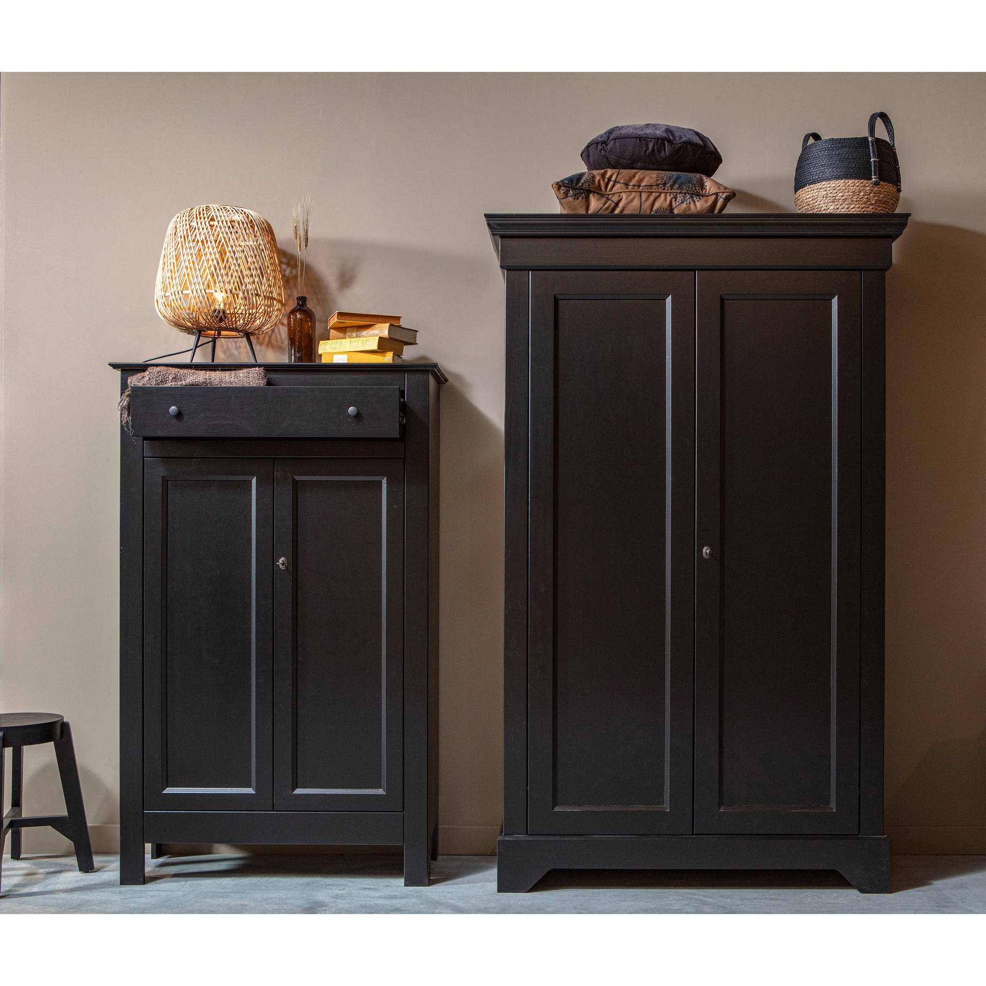 Highboard EVA 93 x 150 cm Kiefer teilmassiv schwarz
