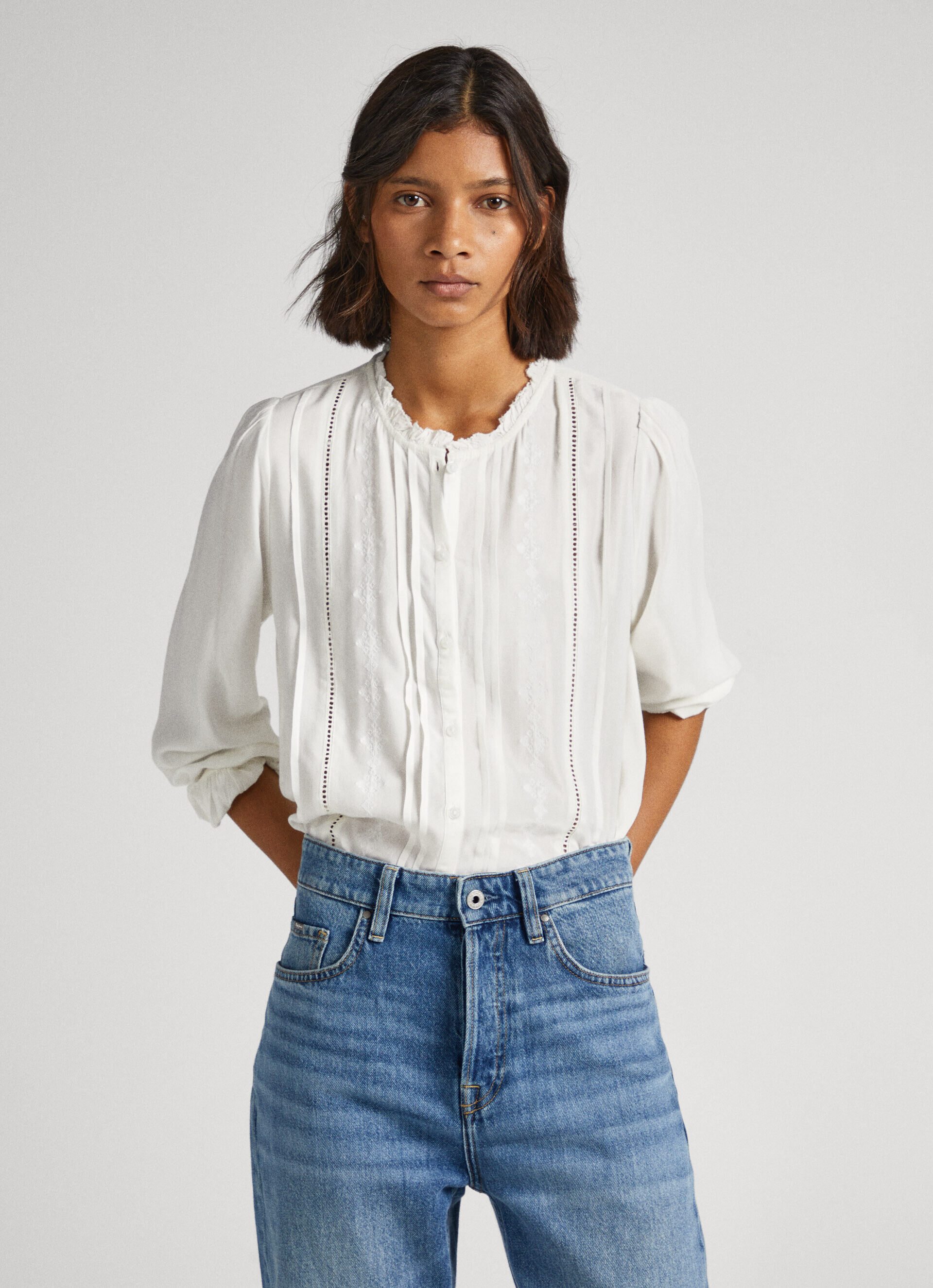 Blusa bordada com corte romântico - branco mousse