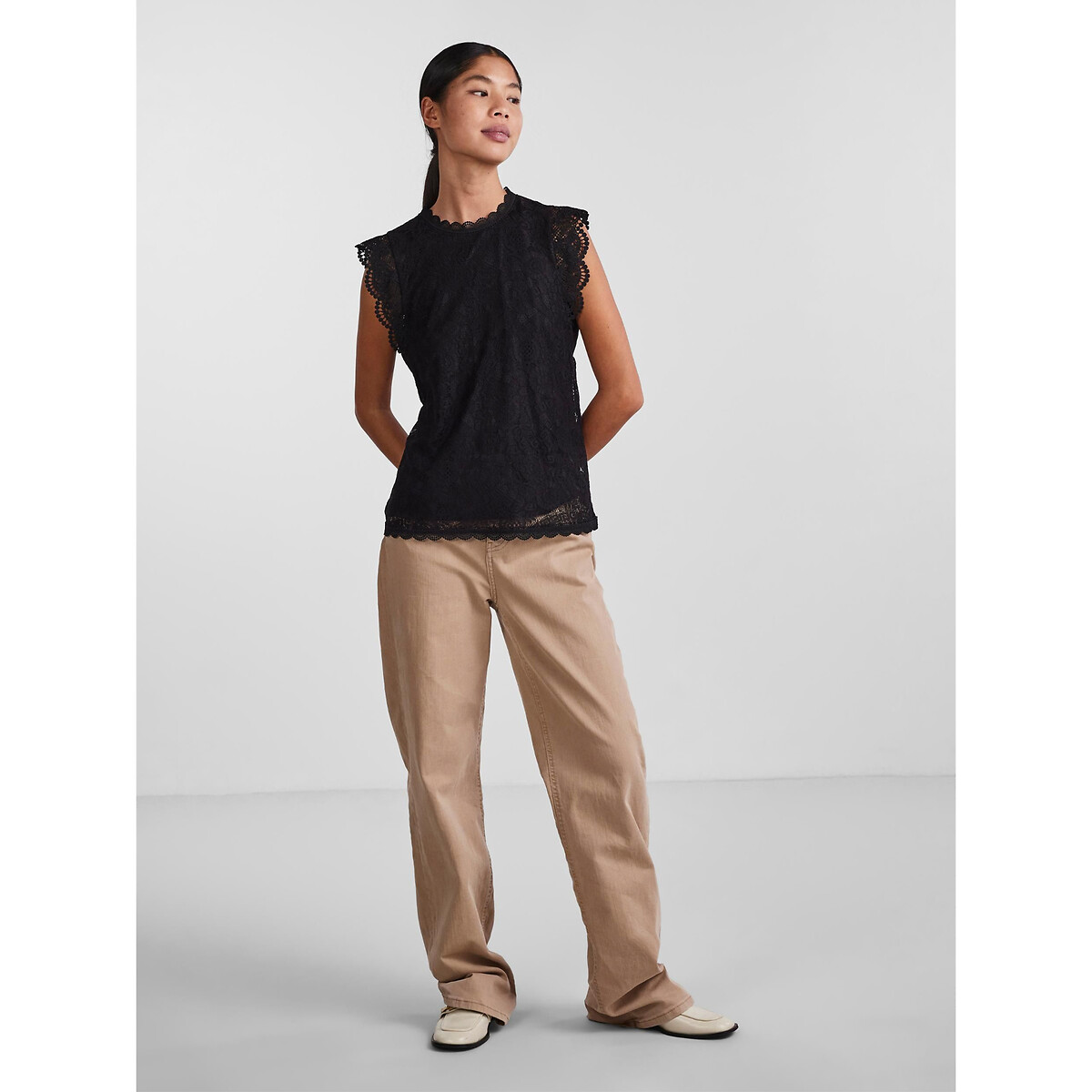 PEÇAS<br>Blusa sem mangas, em renda