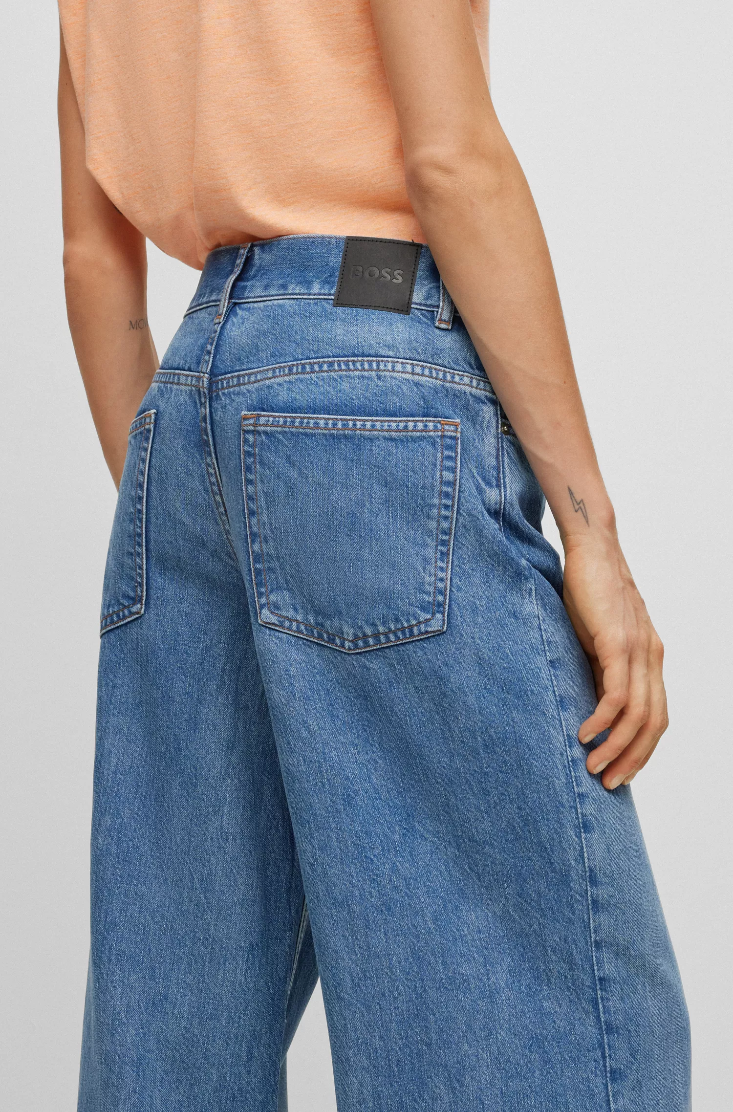 Calça jeans BOSS preta de cintura alta e pernas largas em denim azul.