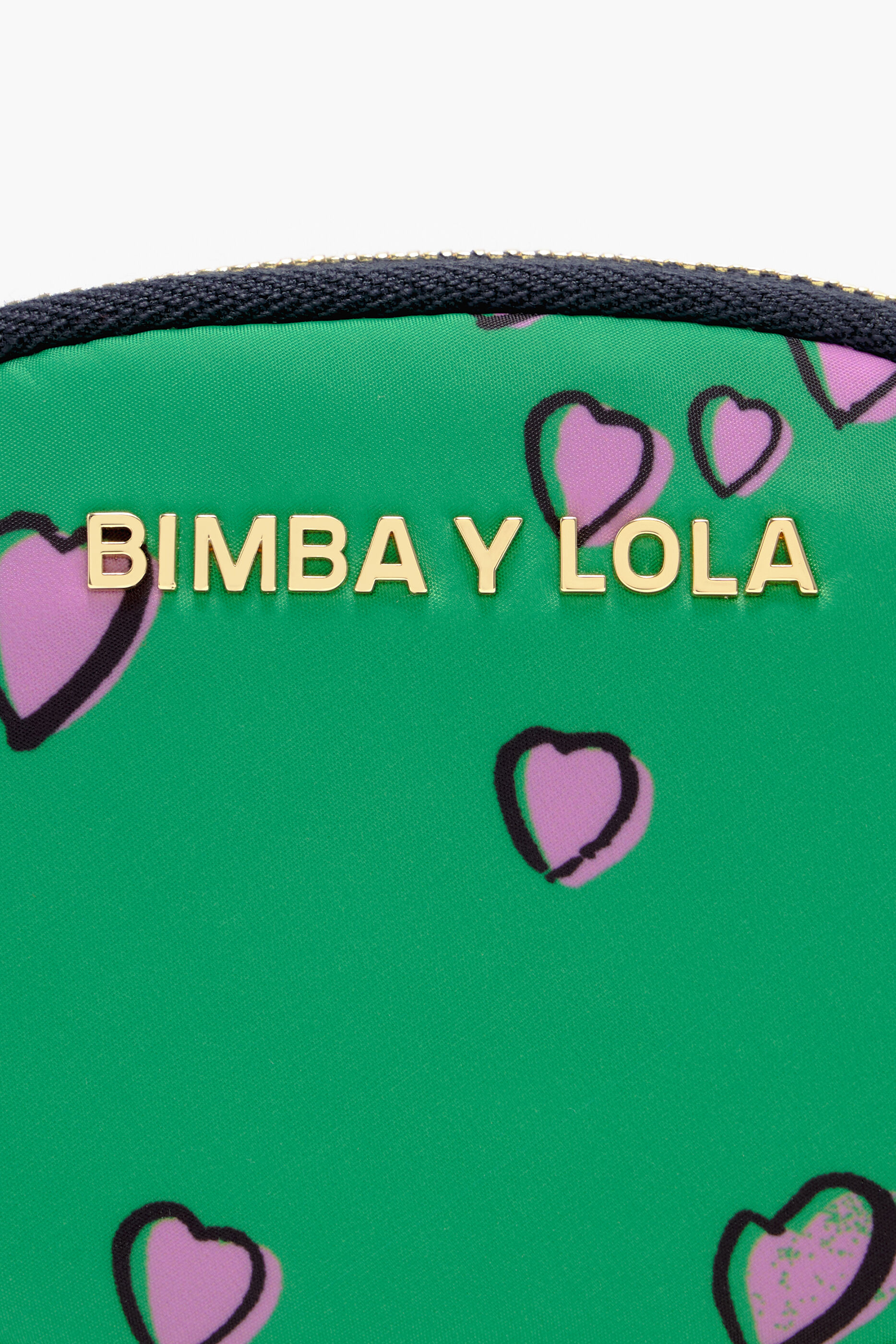 Porta-moedas oval com estampa de pequenos corações, verde.