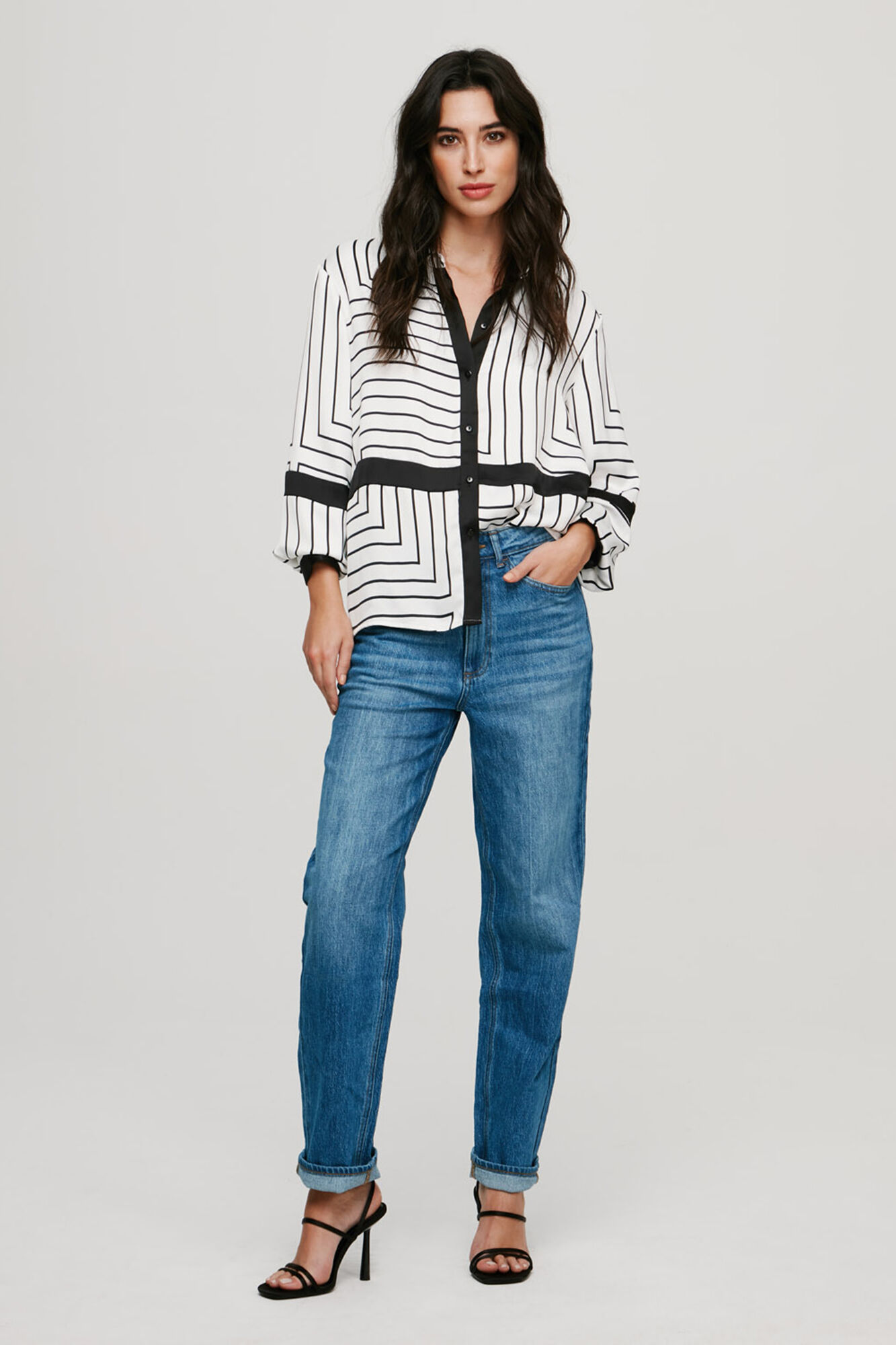 Blusa preta e branca - Cinza