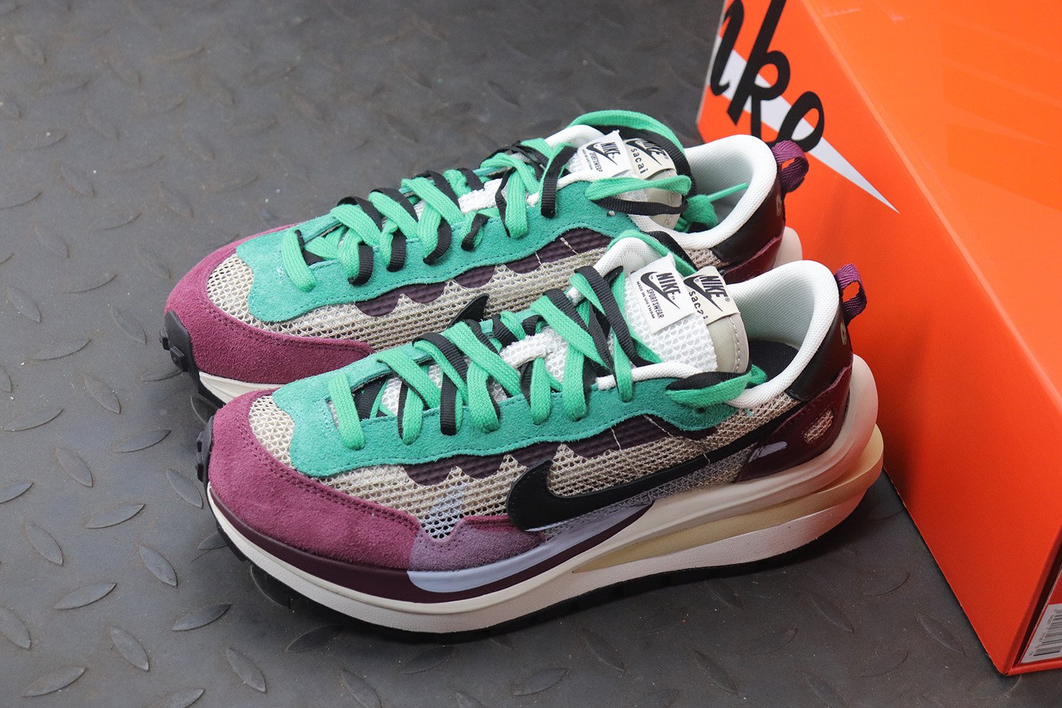 Nike Vaporwaffle sacai Villain Red Neptune Green