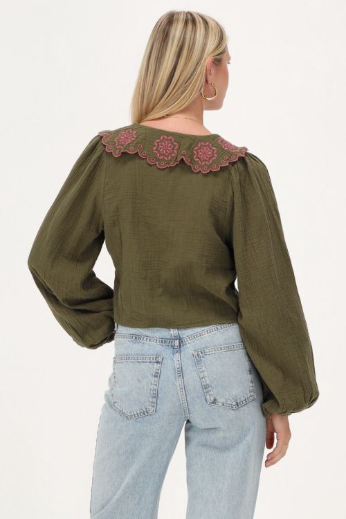 Groene mousseline top met embroidery en strikjes