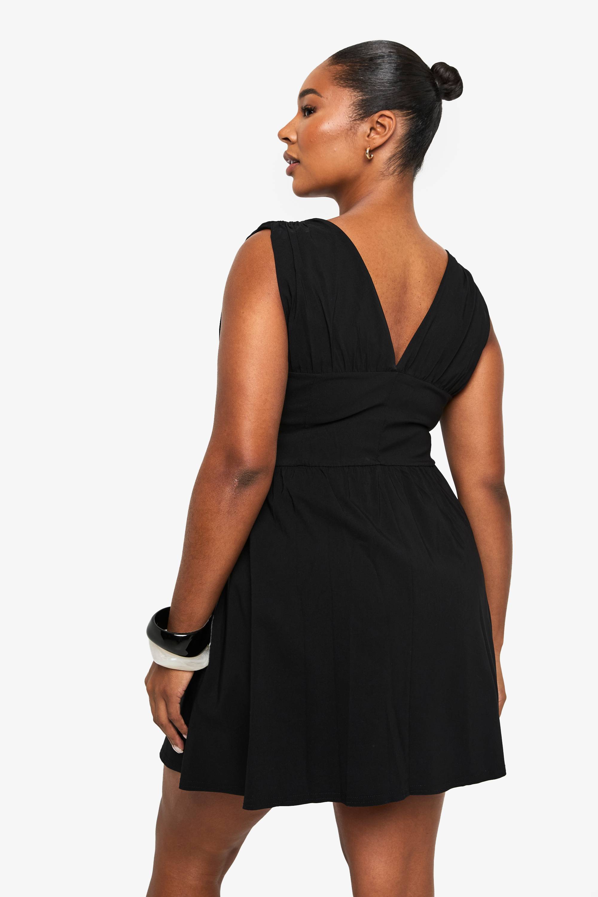 boohoo ROBE SKATER EN GRANDES TAILLES – DÉTAILS DE NOEUD, DÉCOLLETAGE PLONGÉ, CORSET
