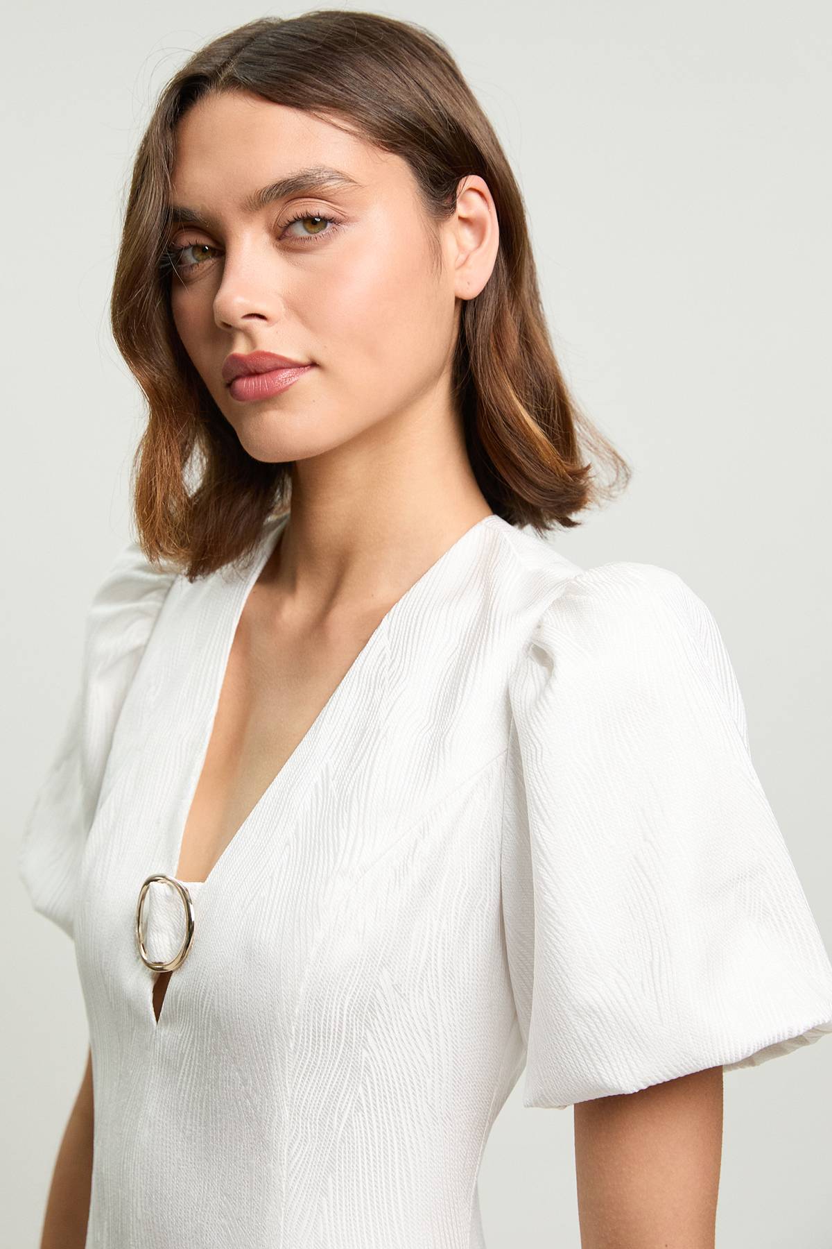 KarenMillen Robe Courte Cintrée À Encolure En V Ornée D'un Détail Et Manches Bouffantes