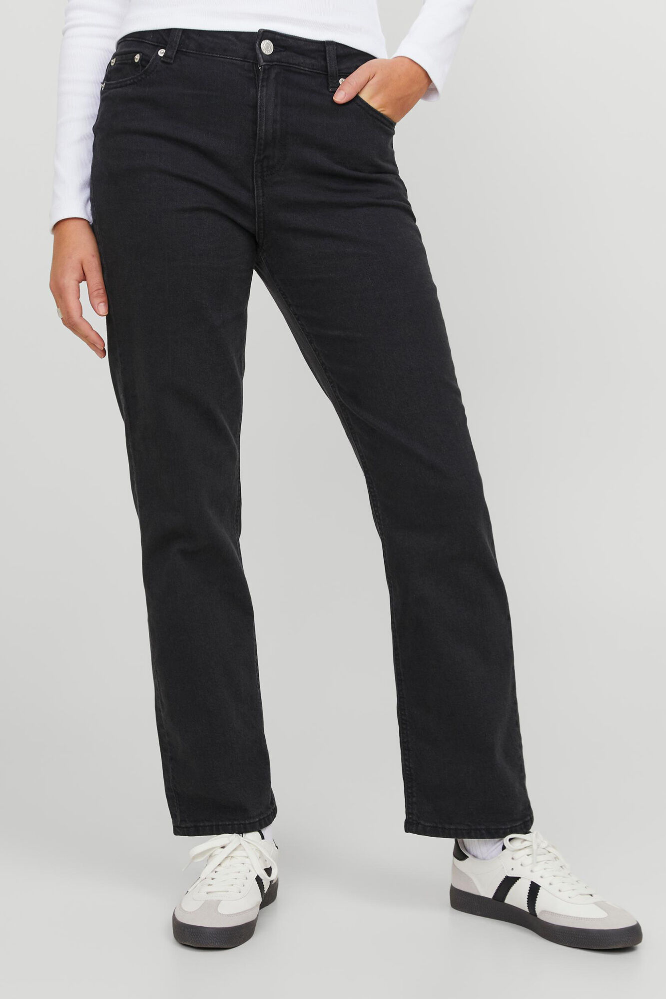 calça jeans preta boca de sino