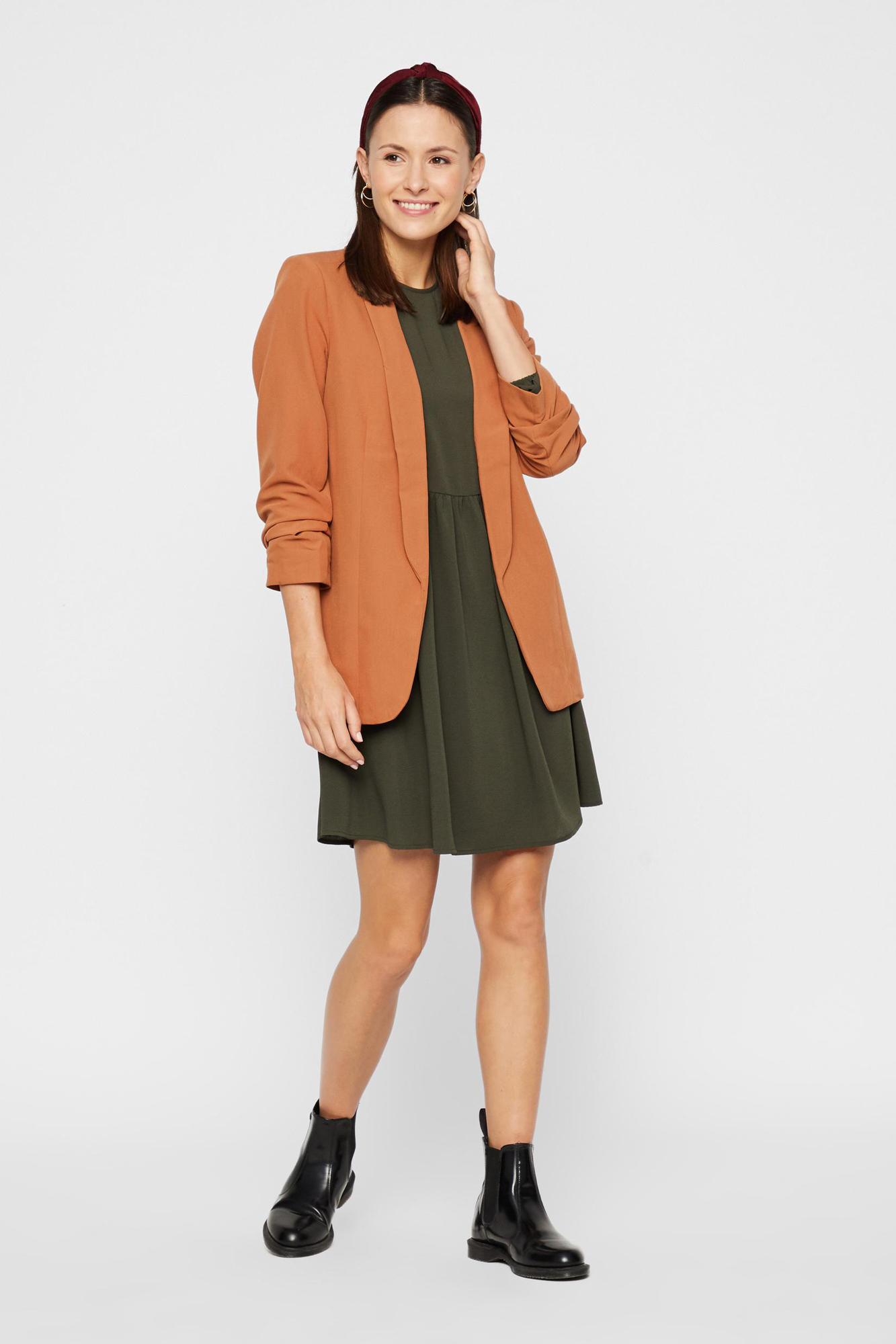 Blazer de manga 3/4 com detalhe de lapela e mangas franzidas. Sem botões.