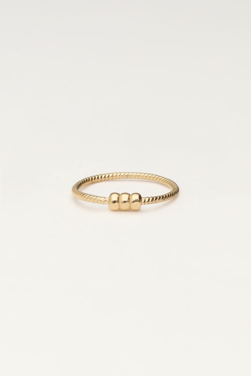 Minimalistische ring met structuur en drie bolletjes