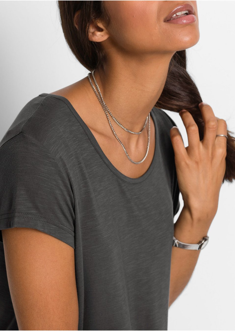 T-shirt à la longueur asymétrique